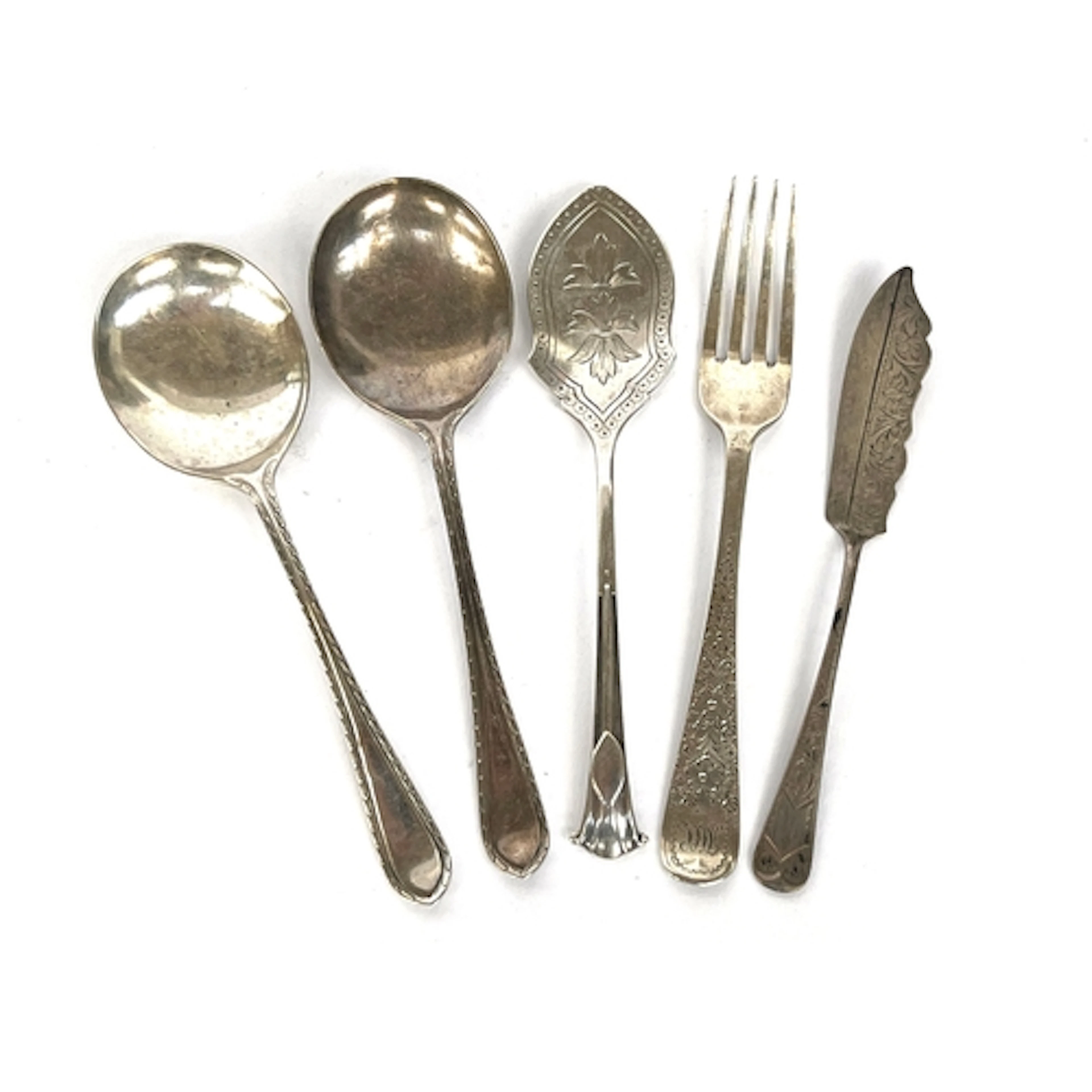 A mixed lot of silver, to include two small soup spoons, 139...
