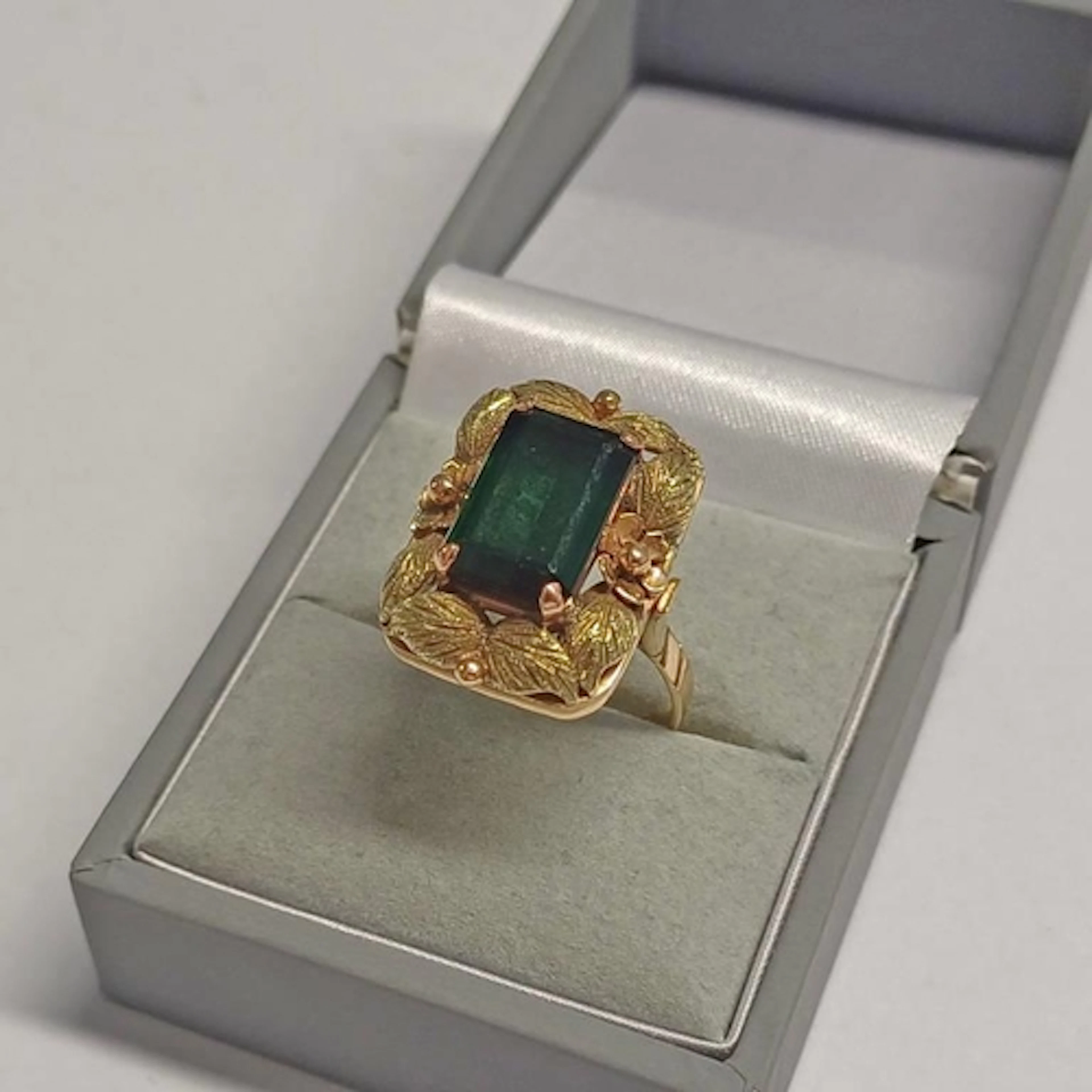 18K GOLD STEP CUT TOURMALINE SET RING WITH A 2-TONE FOLIATE ...