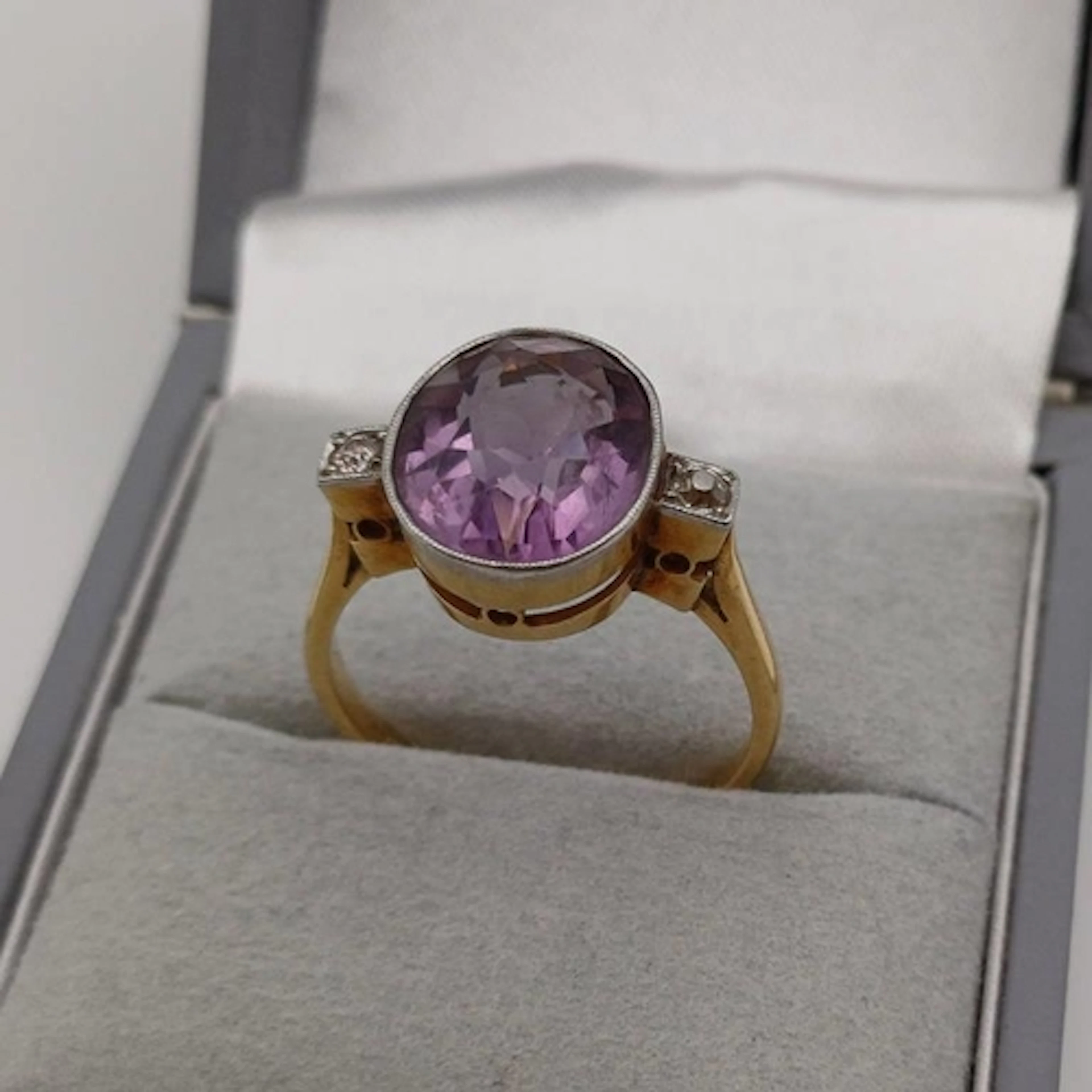ART DECO 18CT GOLD AMETHYST & DIAMOND SET RING, THE OVAL FAC...