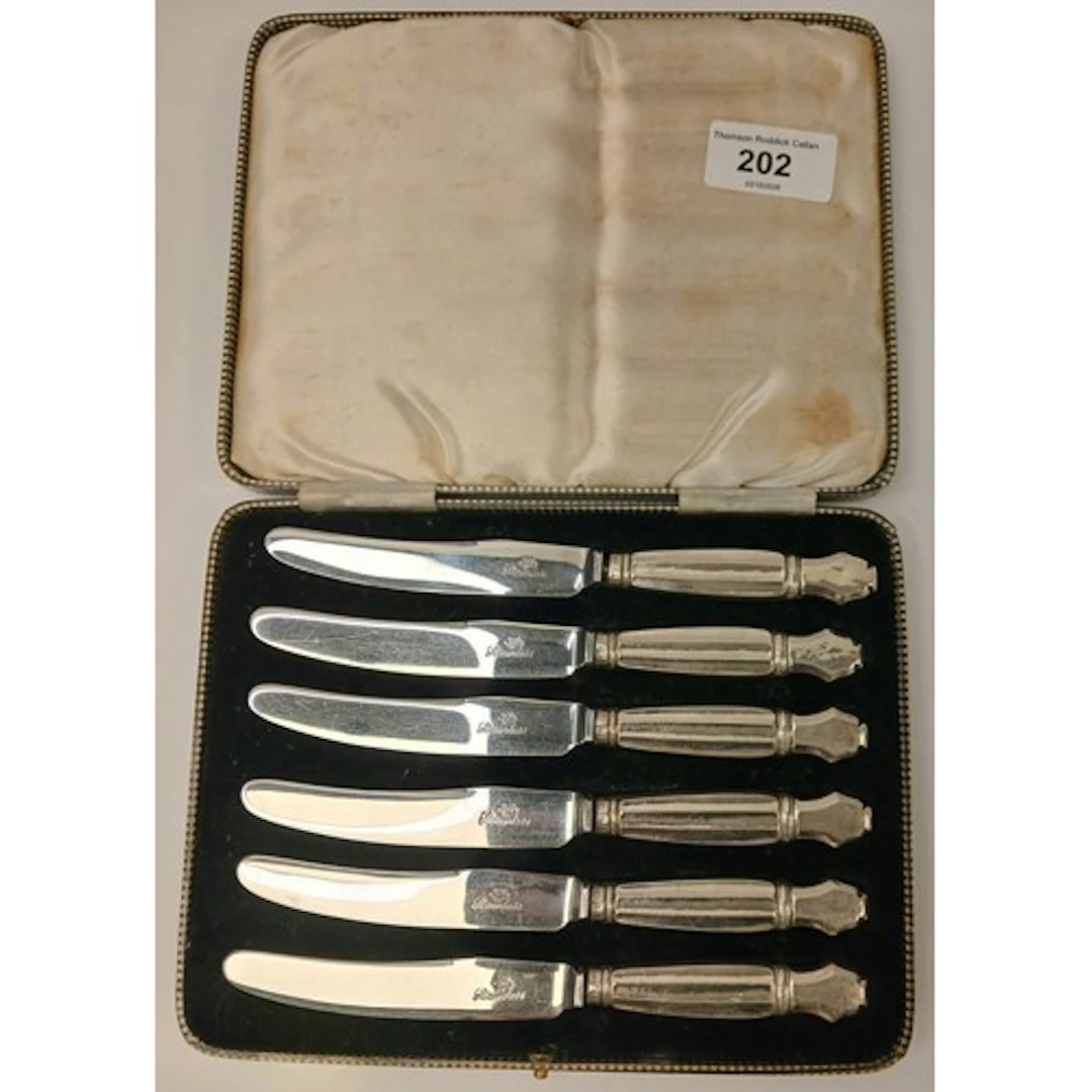 Set of six silver handled tea knifes, in fitted cased.