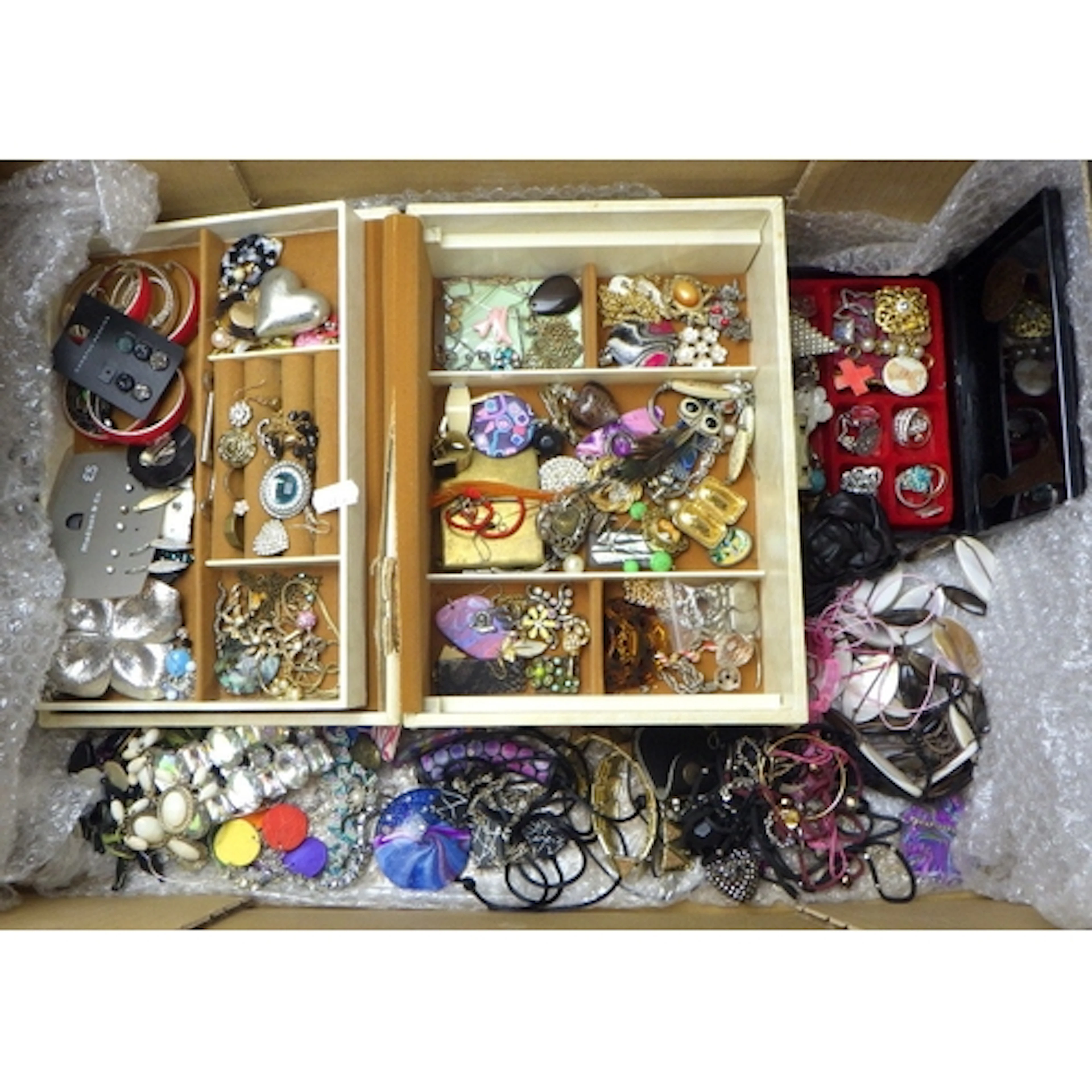 A qty of costume jewellery to inc rings, pendants etc