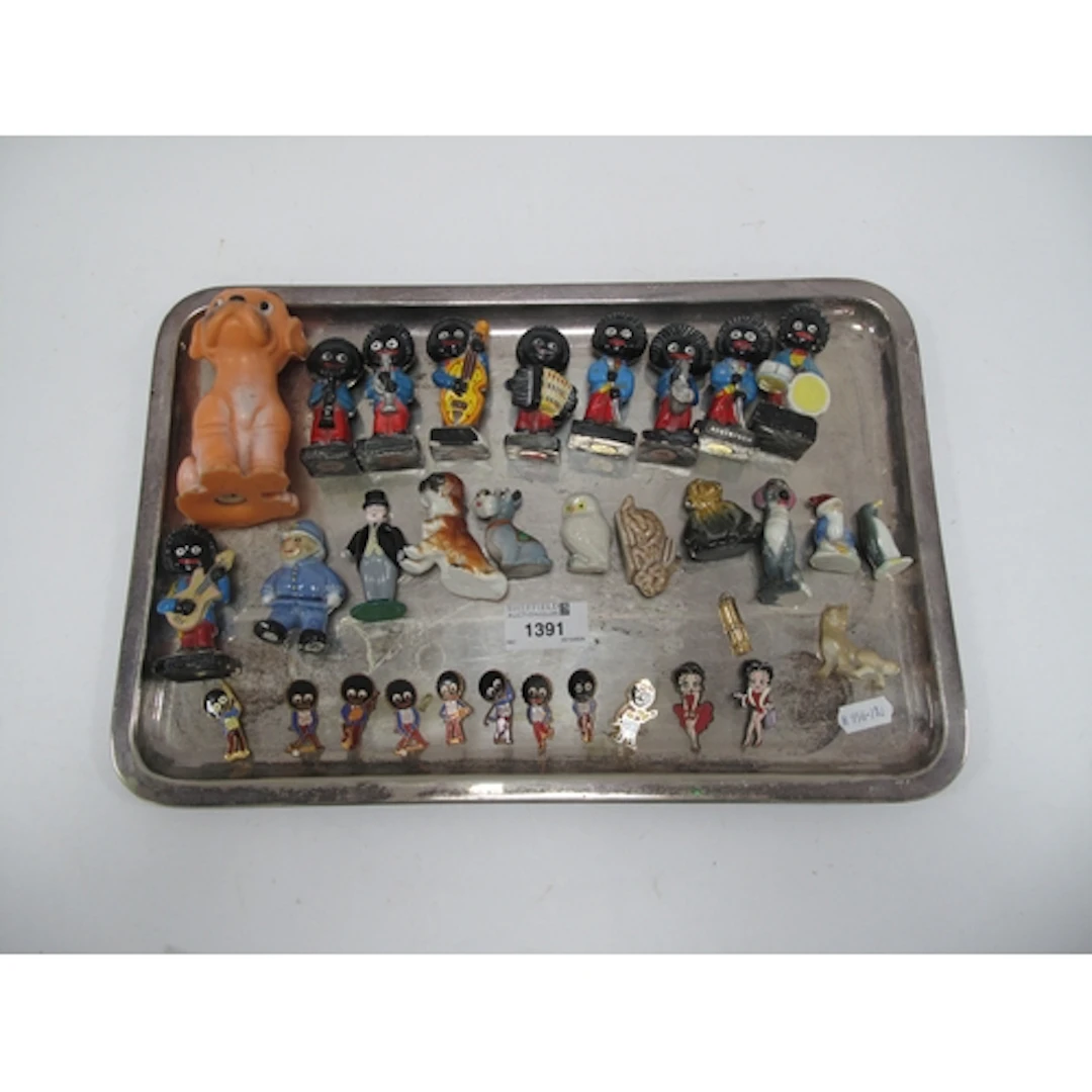 Robertsons Musical Plaster Figures (9), Badges (9), Betty Bo...