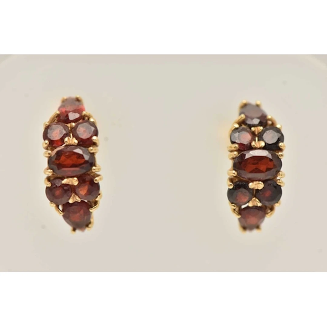 A PAIR OF YELLOW METAL GARNET EARRINGS, each ear stud set wi...