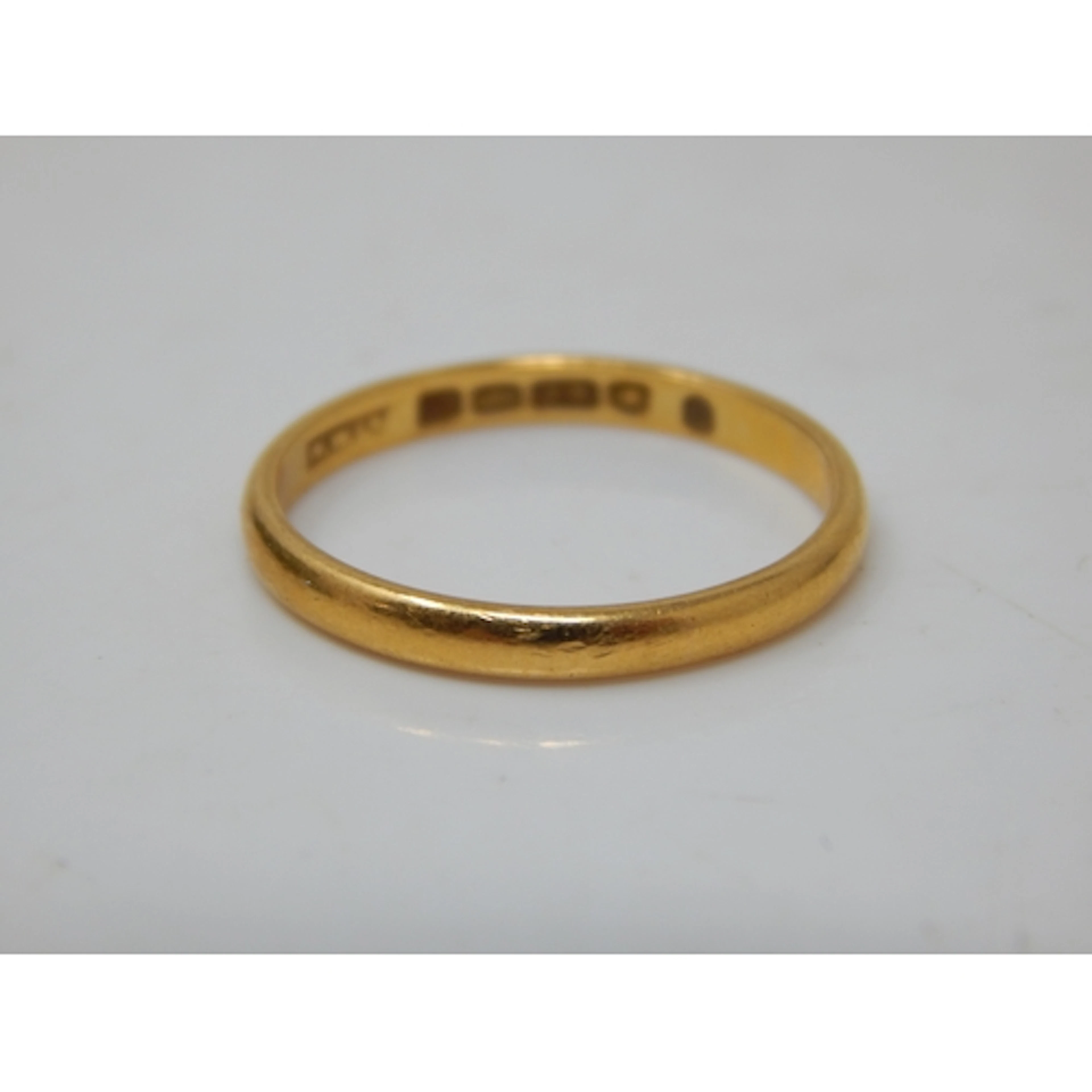 22ct Gold Wedding Ring: Size P: Weight 2.47g