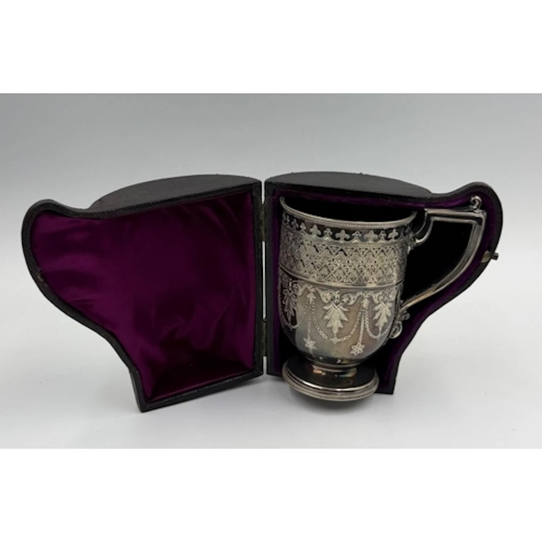 A Victorian silver tankard with engraved swag design, hallma...