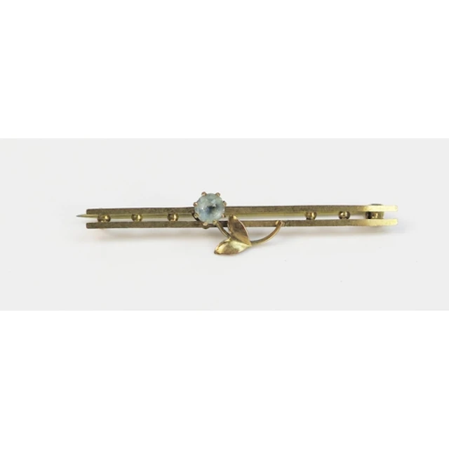 An antique paste flower bar brooch in a 9ct gold setting, 1....
