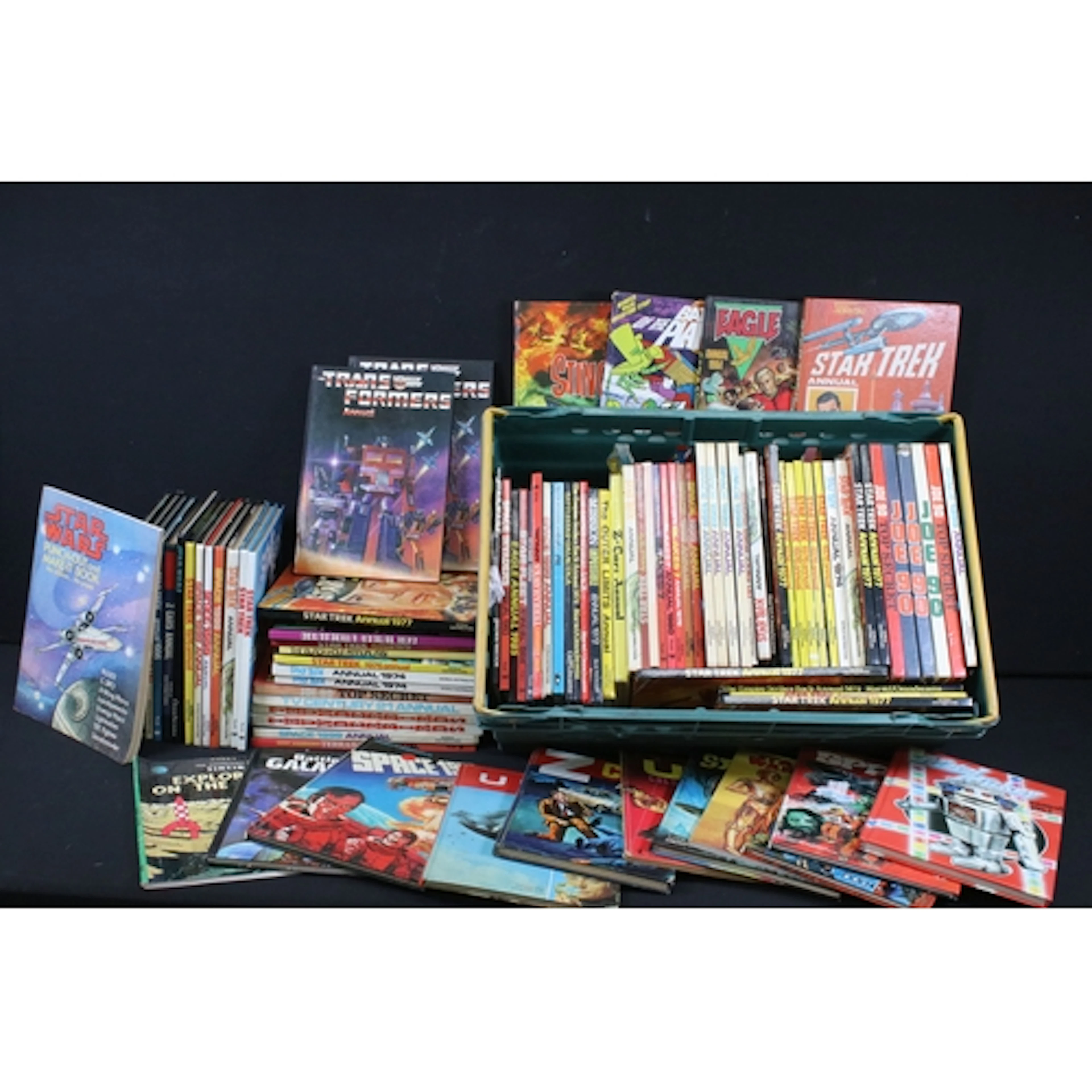 Books - Around 90 vintage TV / Sci Fi related annuals and bo...