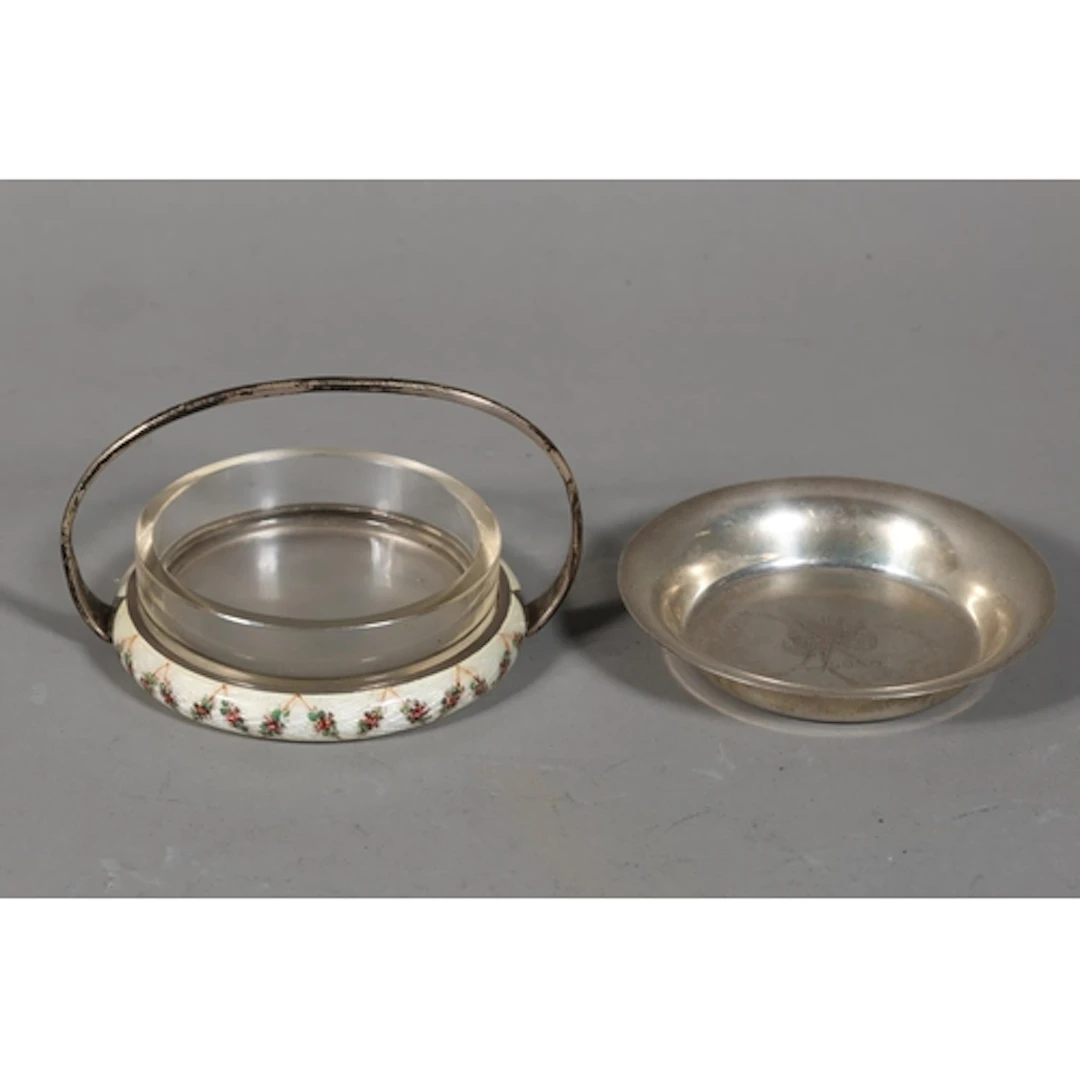Contemporary silver pin dish with golfing crest by Thomas Ke...
