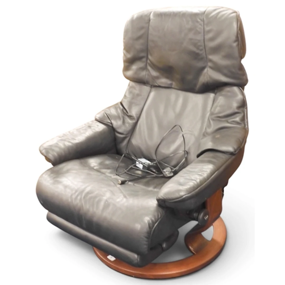A contemporary black leather upholstered Ekornes Stressless ...
