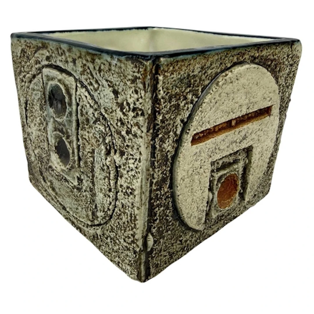 Avril Bennet for Troika Pottery - A 20th Century Cornish stu...