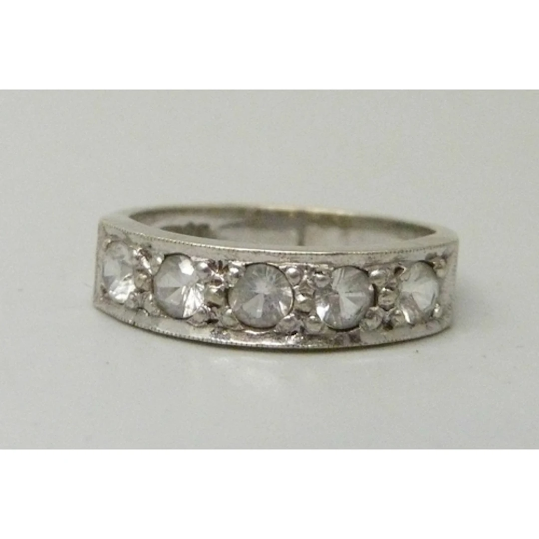 A 9ct white gold five stone ring, 3.7g, O