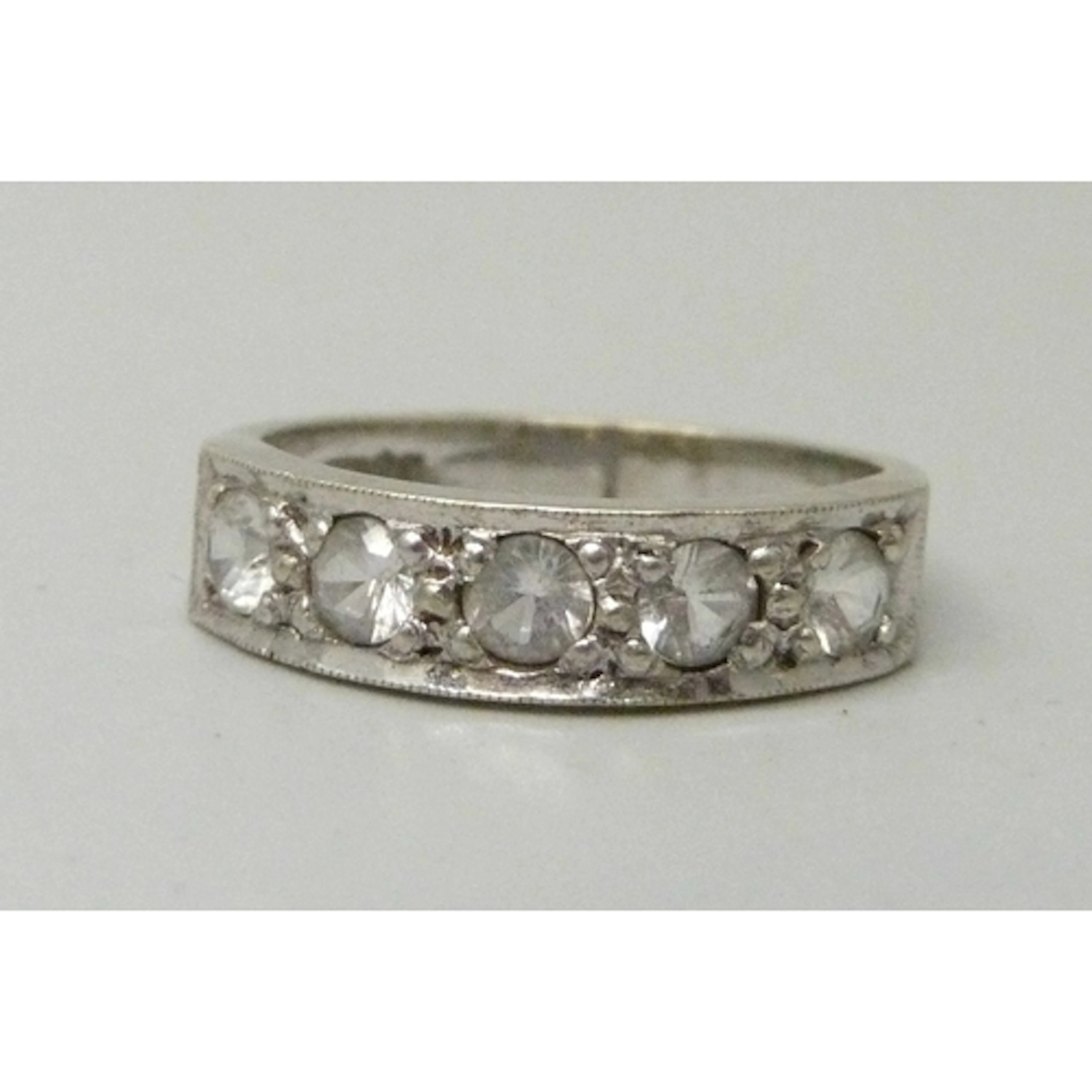 A 9ct white gold five stone ring, 3.7g, O