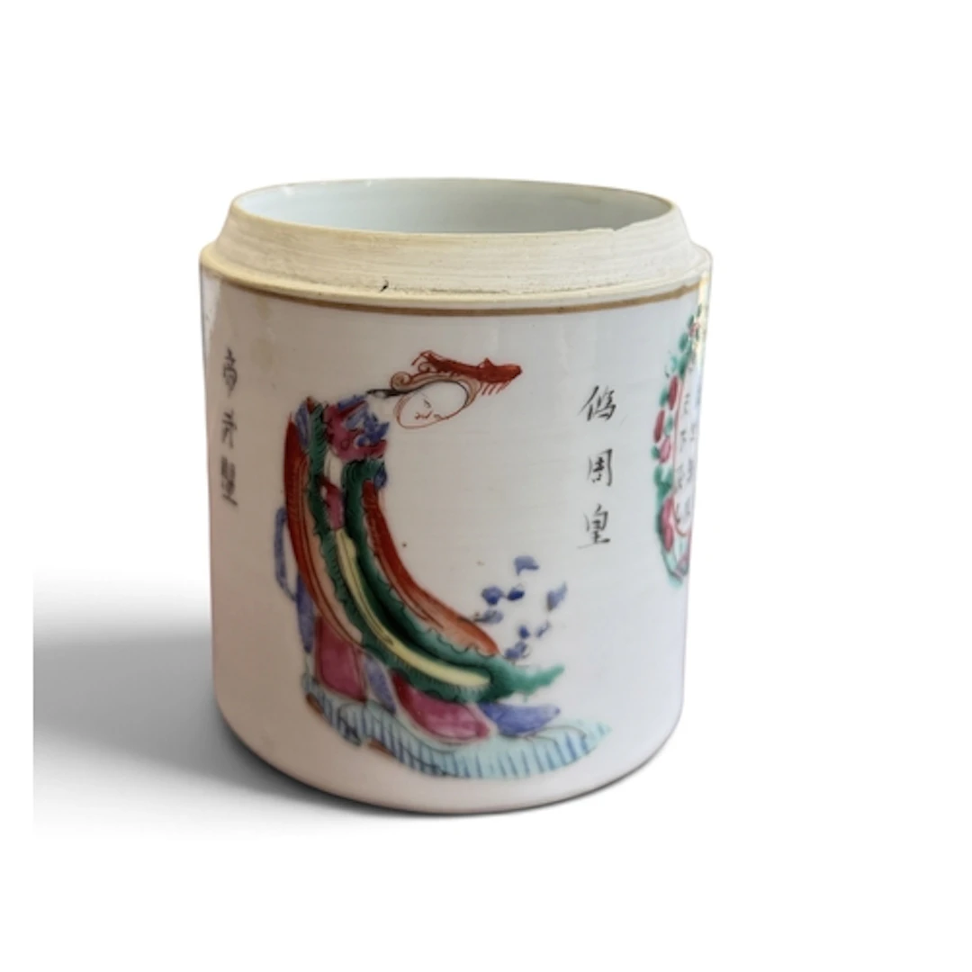A CHINESE 19TH CENTURY BOX The cylindrical body painted with...