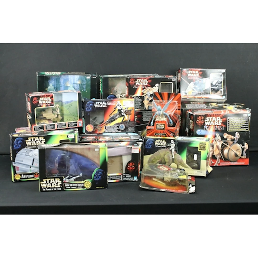 Star Wars - 17 Boxed Hasbro and Kenner Star Wars figures and...