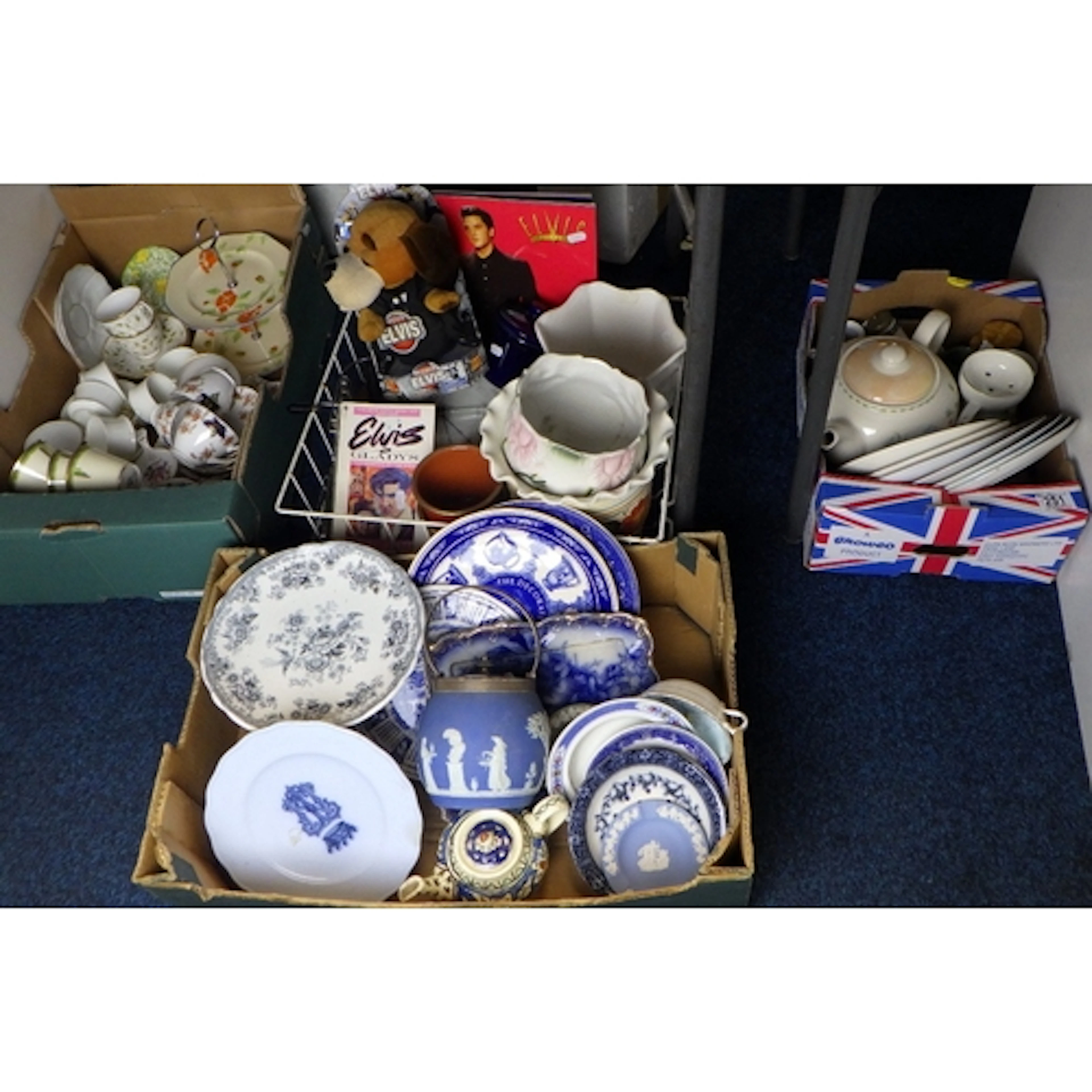 A qty of misc ceramics & collectables to inc Elvis memorabil...