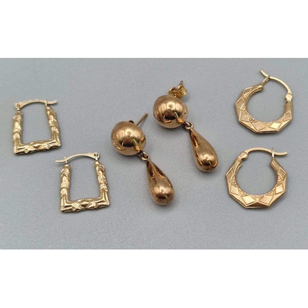 Collection of 9ct gold hoop and other earrings. 4.6g approx....