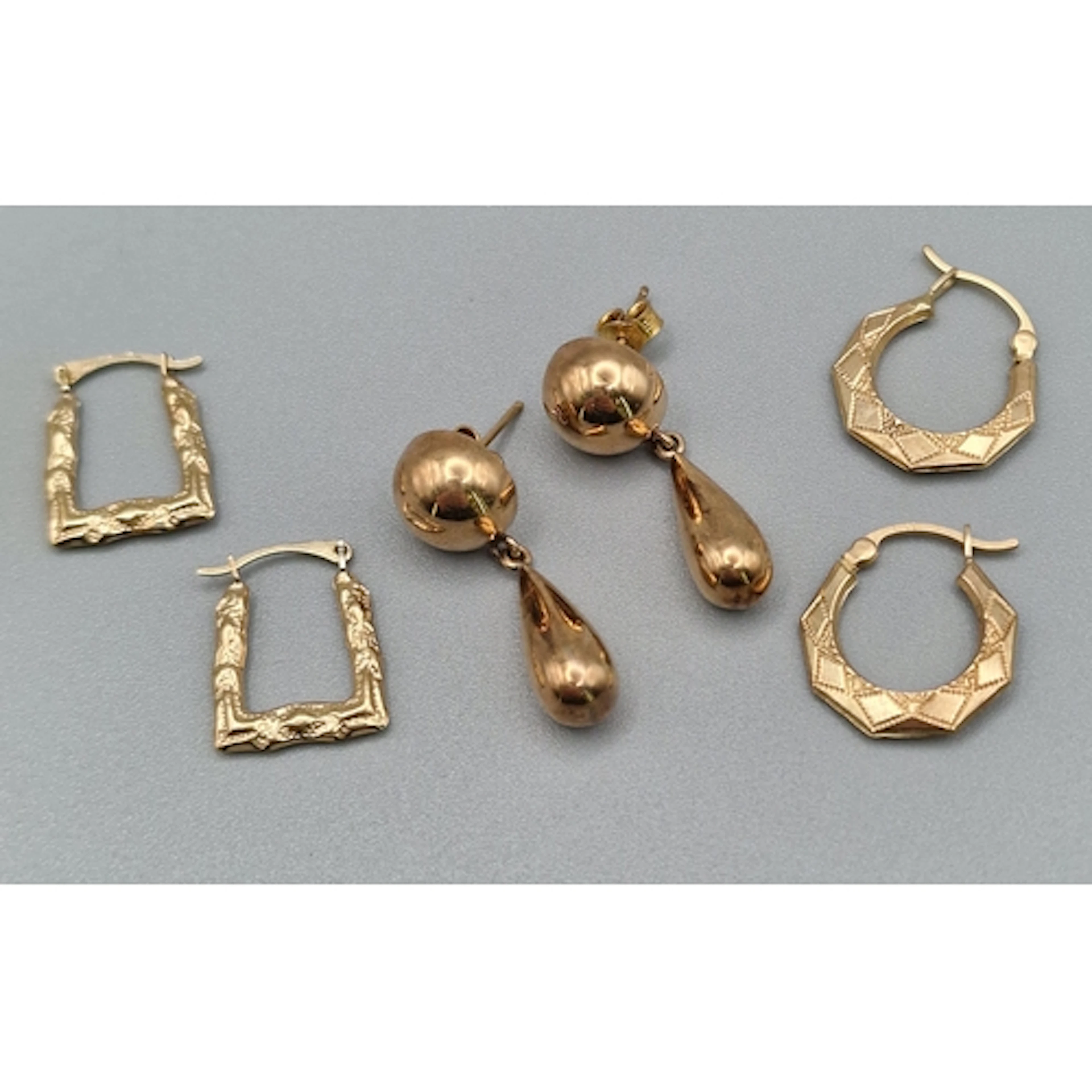 Collection of 9ct gold hoop and other earrings. 4.6g approx....