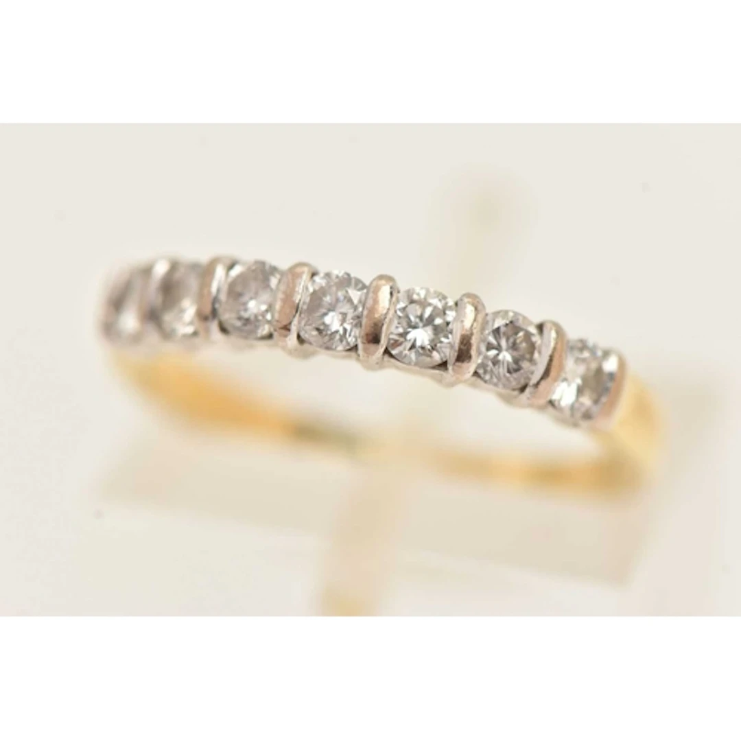 AN 18CT GOLD SEVEN STONE DIAMOND RING, seven round brilliant...