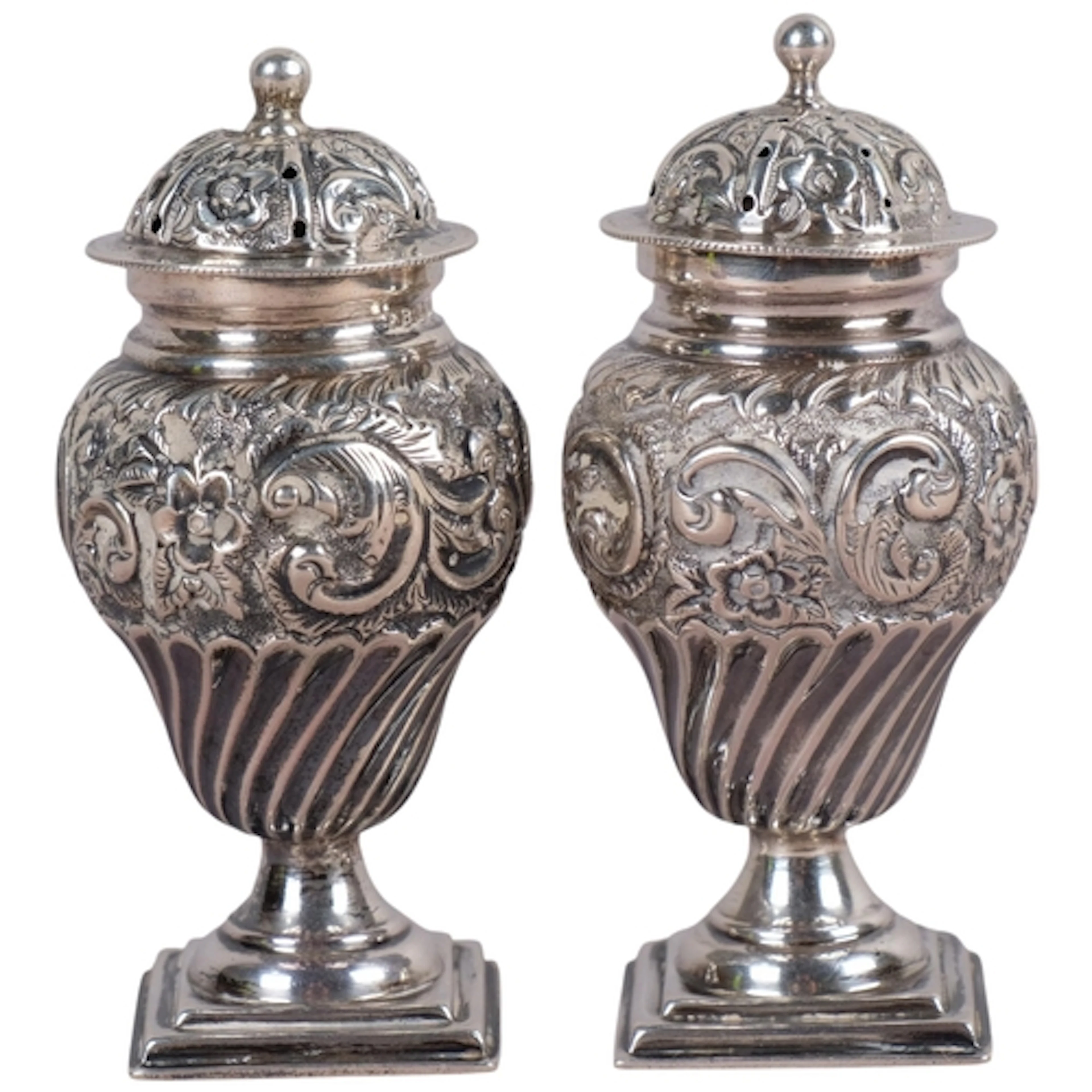 A pair of late Victorian silver pepperettes, Henry Matthews,...