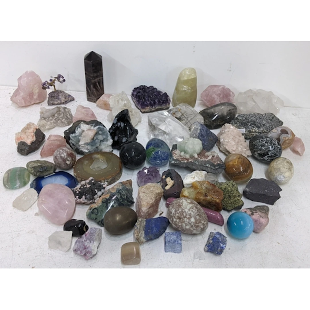 A collection of mineral specimens, crystals and hardstones t...
