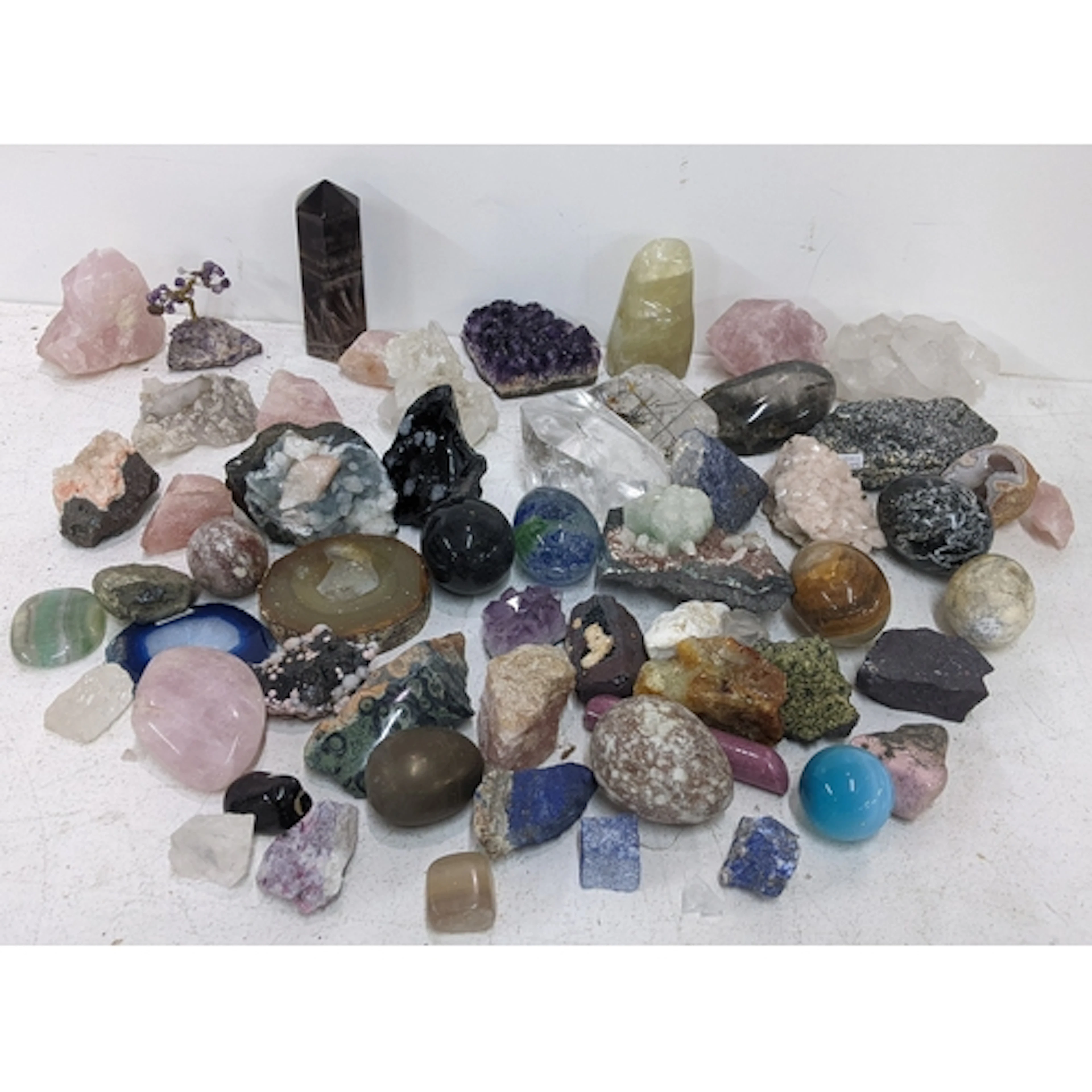 A collection of mineral specimens, crystals and hardstones t...