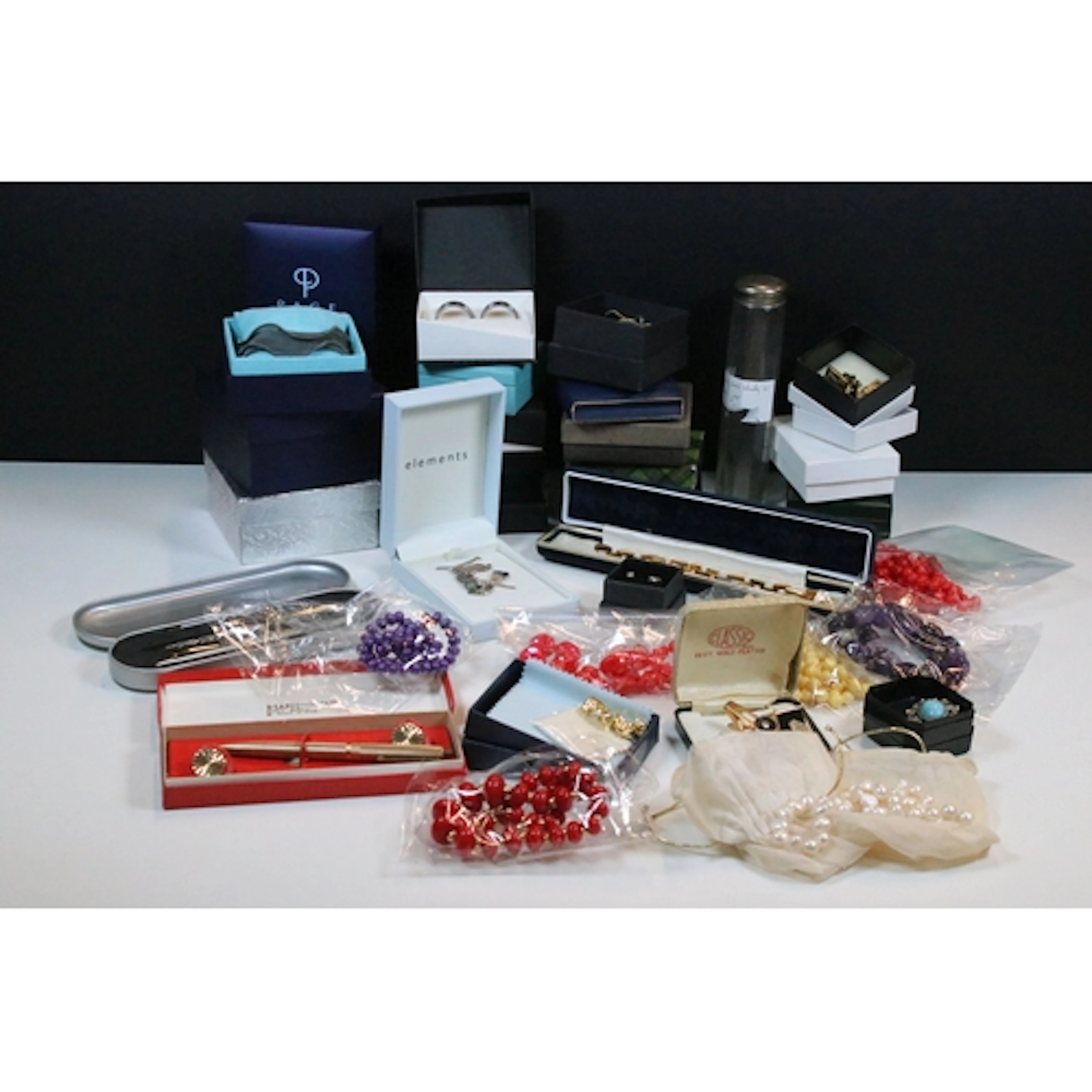 Collection of costume jewellery to include a mesh bracelet w...