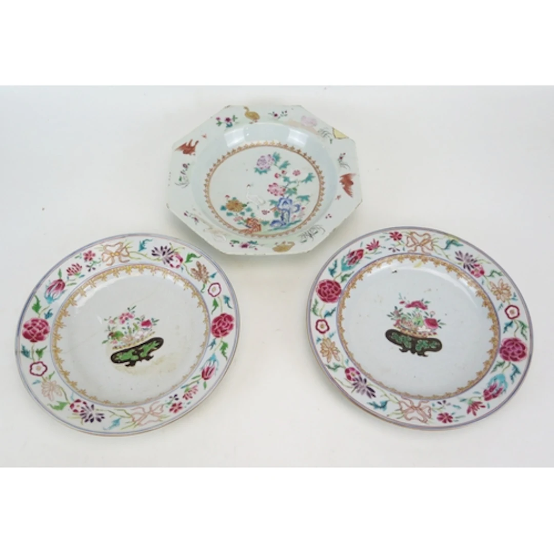 A pair of 19th century Chinese porcelain dishes, with polych...