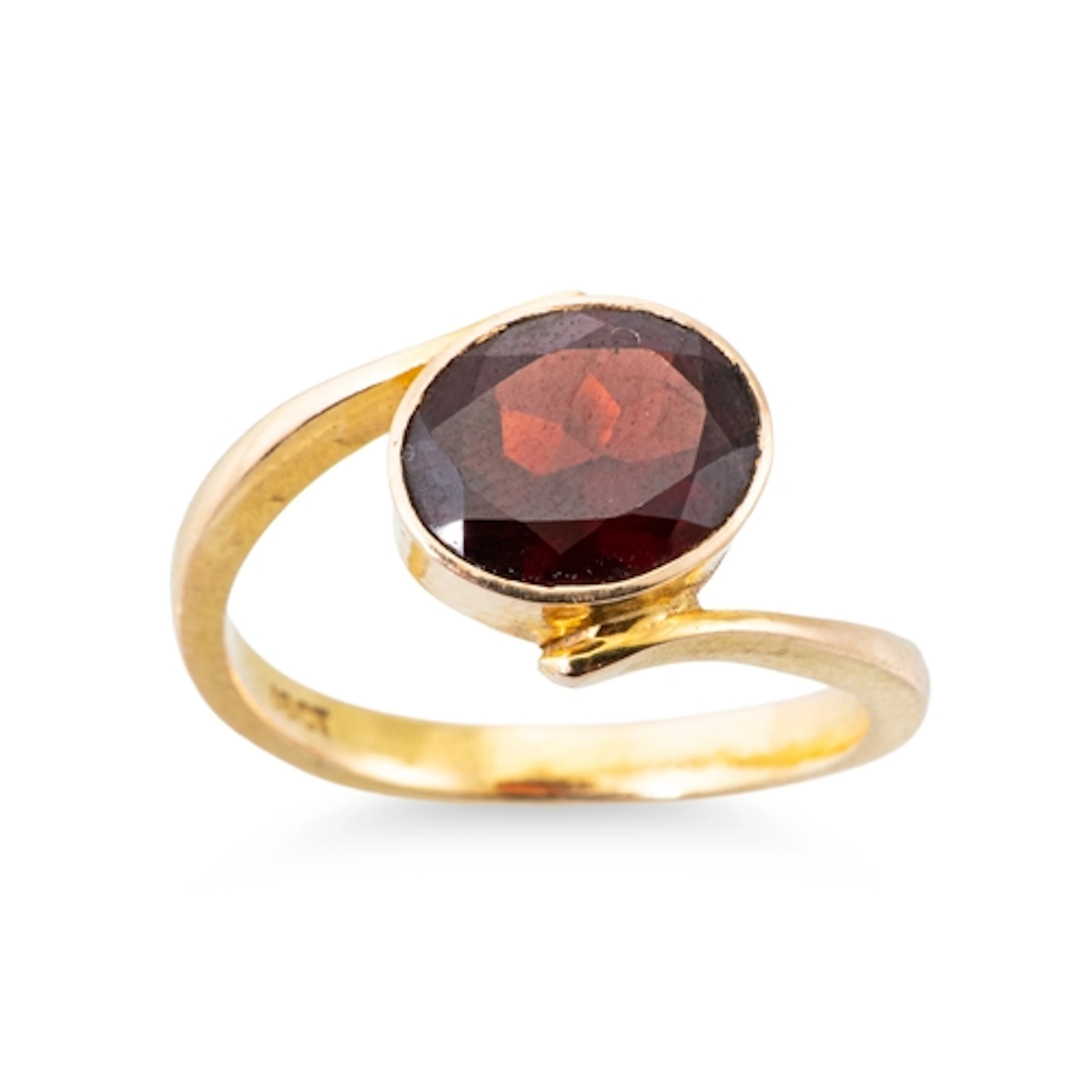 A GARNET SET RING, of twist form, mounted in 18ct yellow gol...