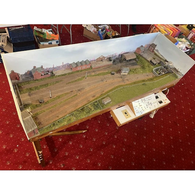MOSSLEY SIDINGS - AN OO GAUGE MODEL RAILWAY LAYOUT, comprisi...