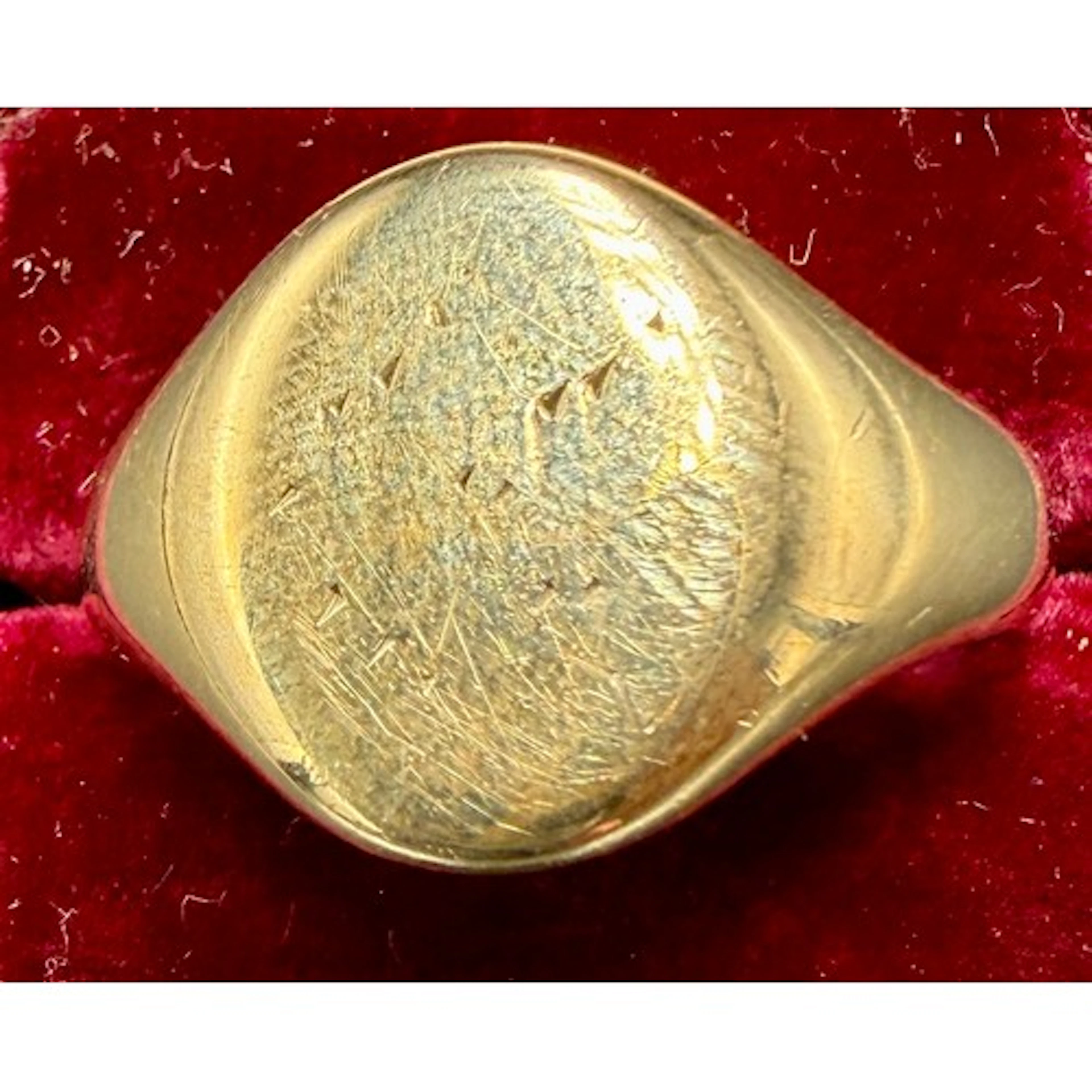 A 9 carat gold signet ring. Size S. Weight 5.5gm.