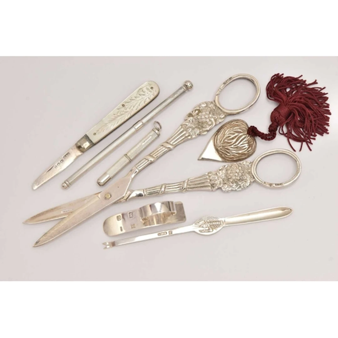AN ASSORTMENT OF SILVER ITEMS, to include a pair of grape sc...