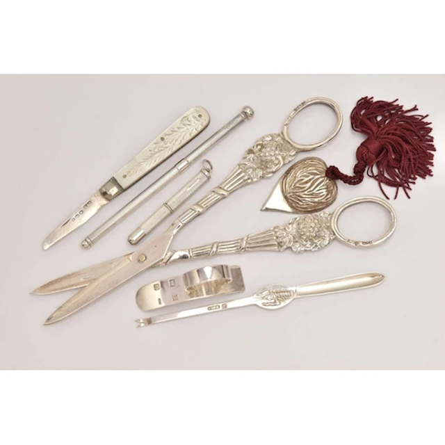 AN ASSORTMENT OF SILVER ITEMS, to include a pair of grape sc...