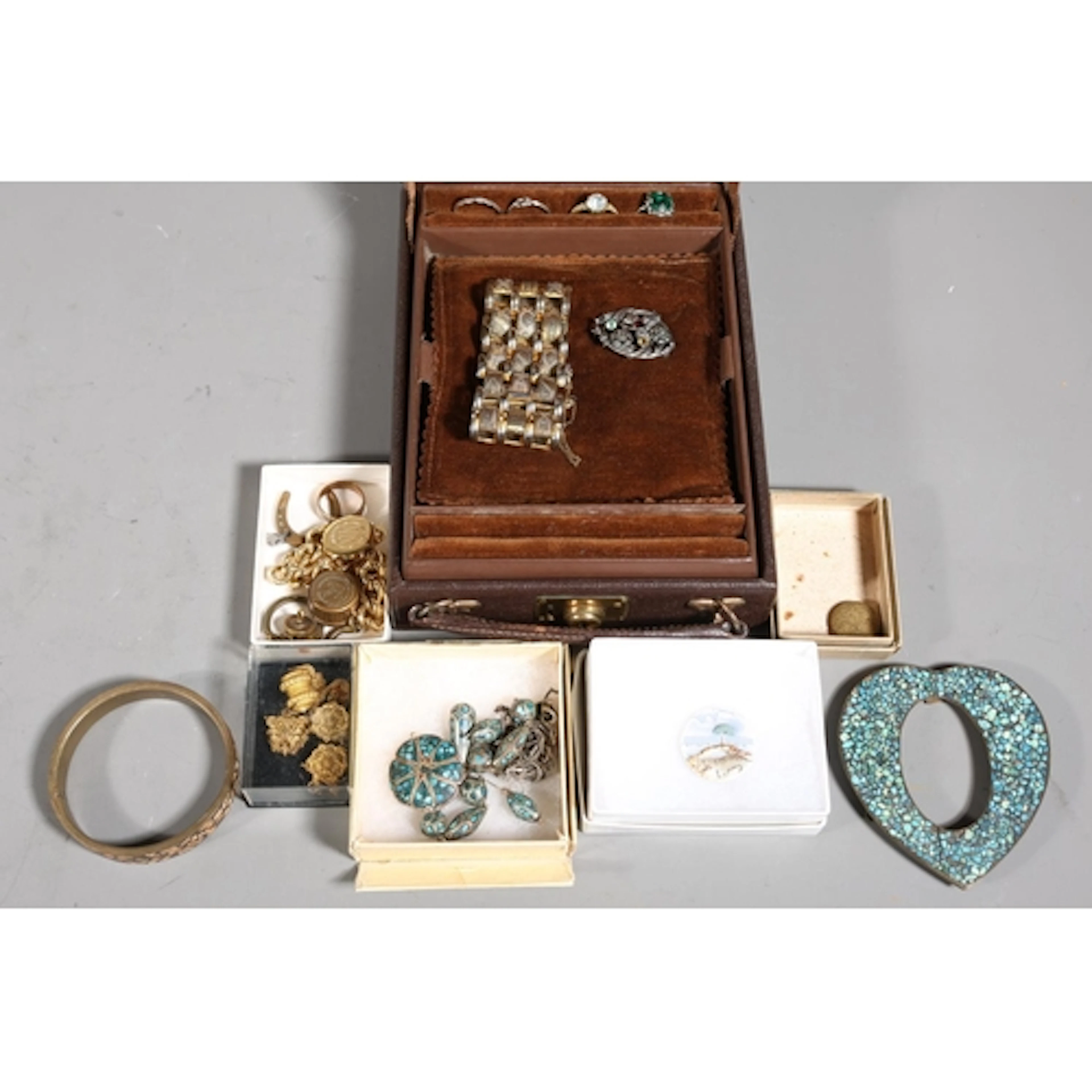 Costume jewellery to include Dunnydeer Porcelain brooch boxe...