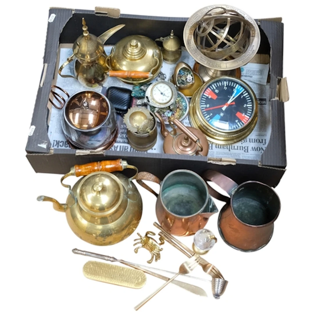 Brass kettles, a copper mug, brass ornaments, etc