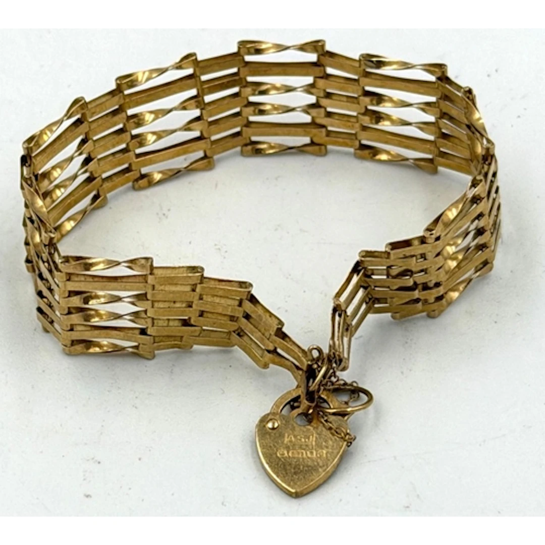 A 9ct gold gate bracelet with heart shaped clasp, approximat...