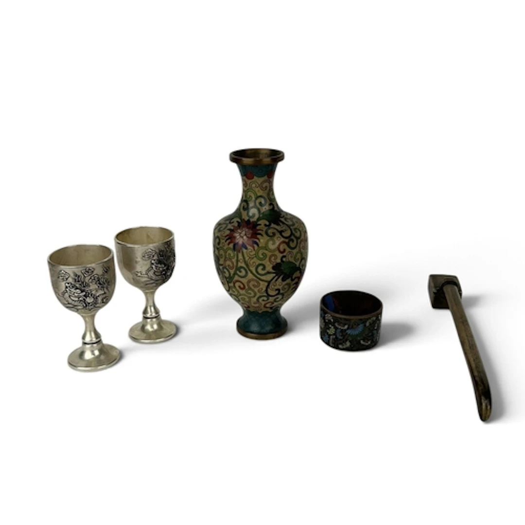 A COLLECTION OF CHINESE AND JAPANESE METAL ITEMS To include ...