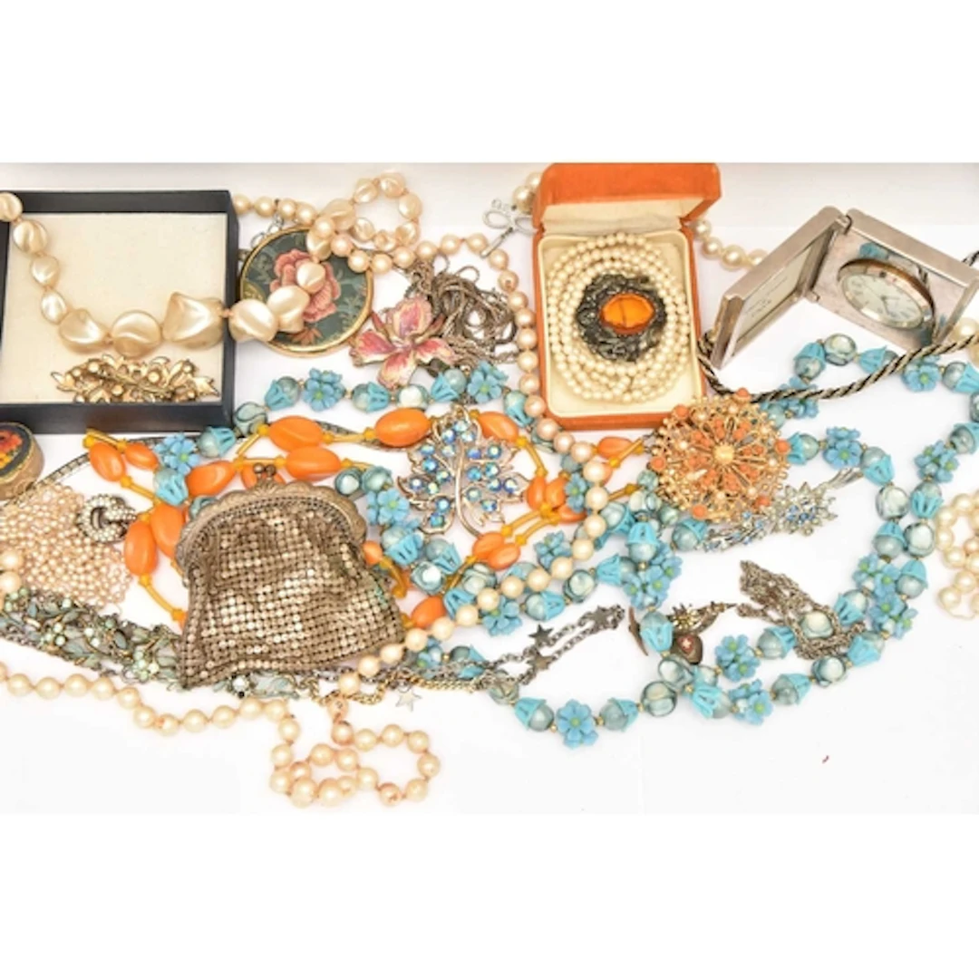 AN ASSORTMENT OF COSTUME JEWELLERY, costume necklaces, imita...