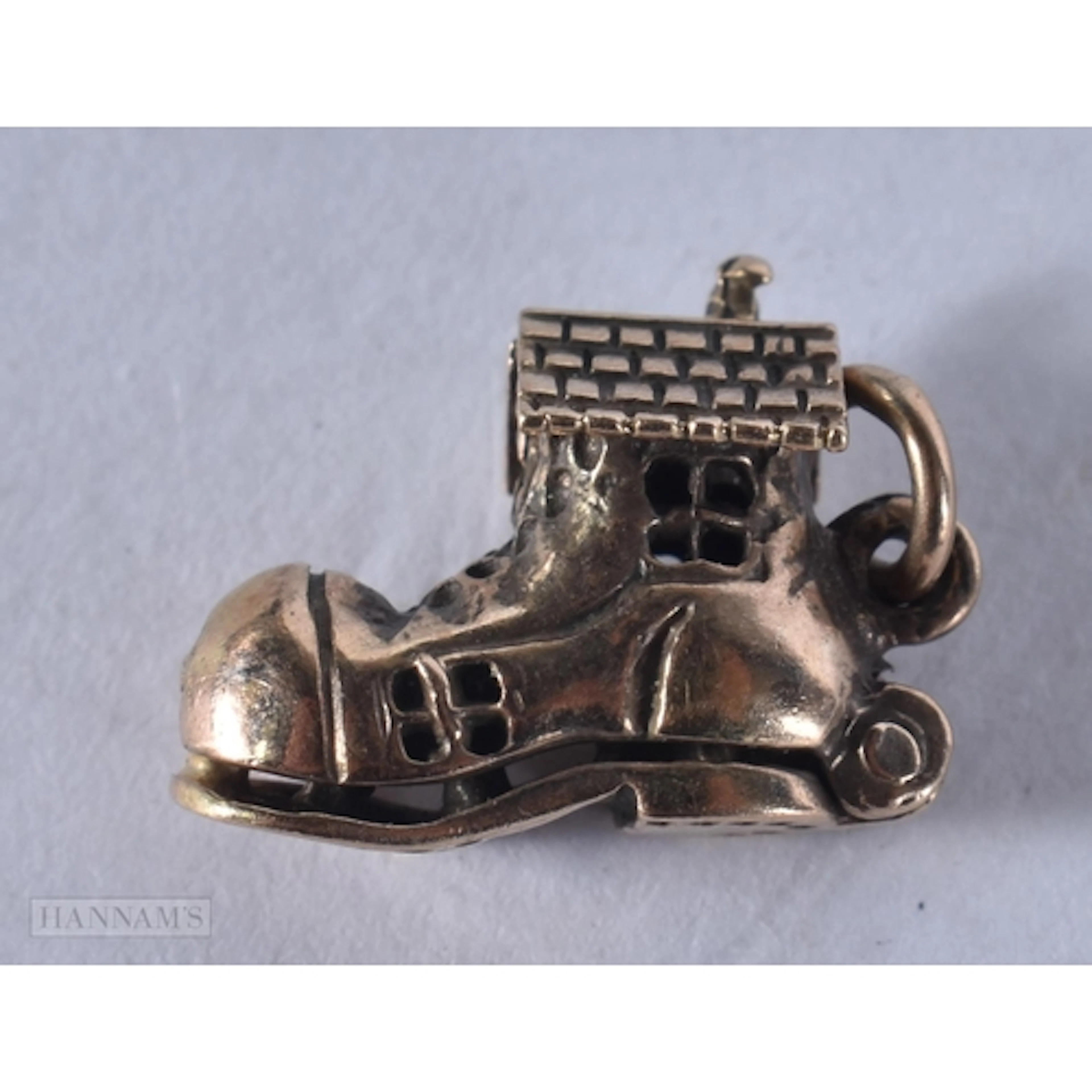 9ct gold vintage old woman who lived in the shoe charm (2.5g...
