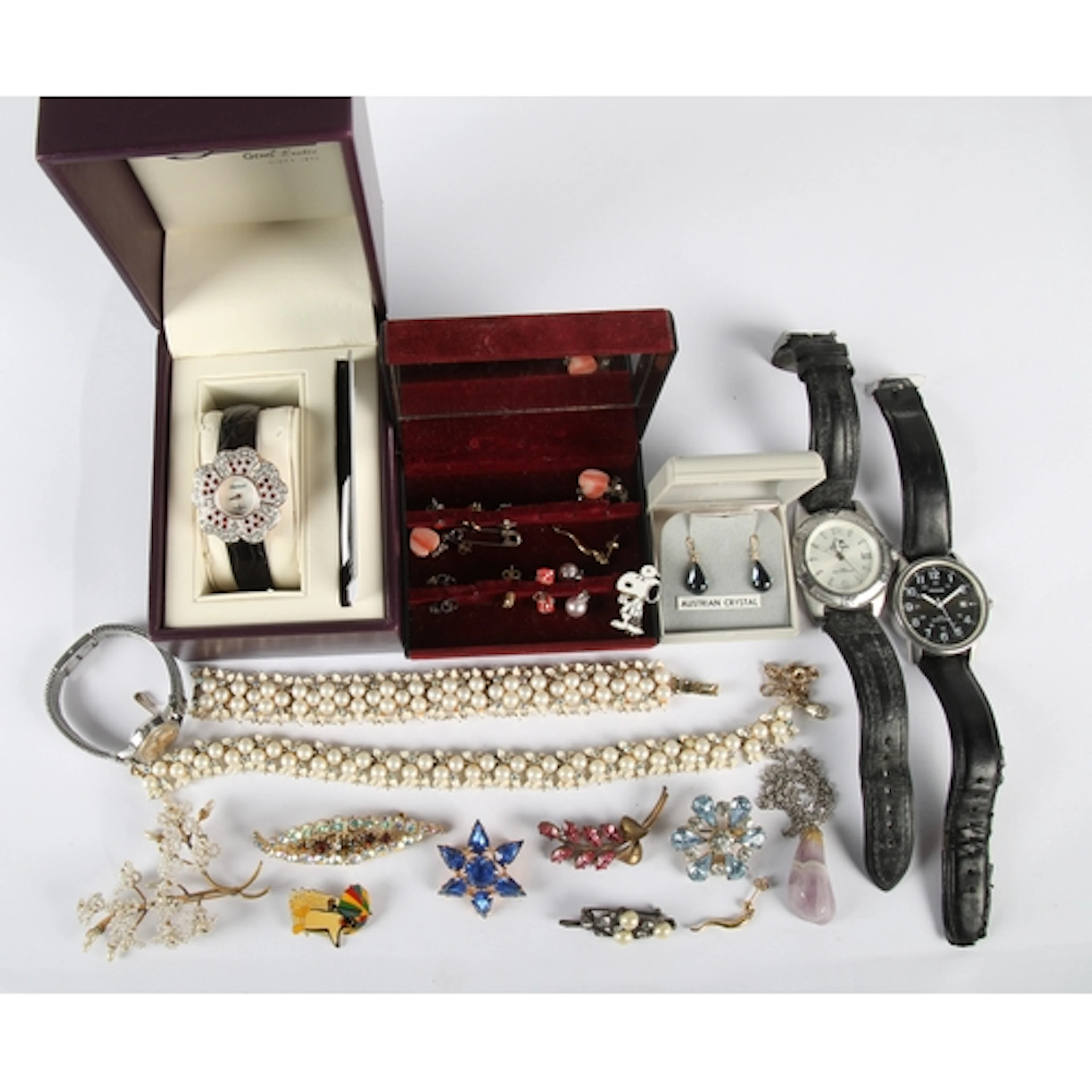 Various costume jewellery to include earrings, brooches, gen...