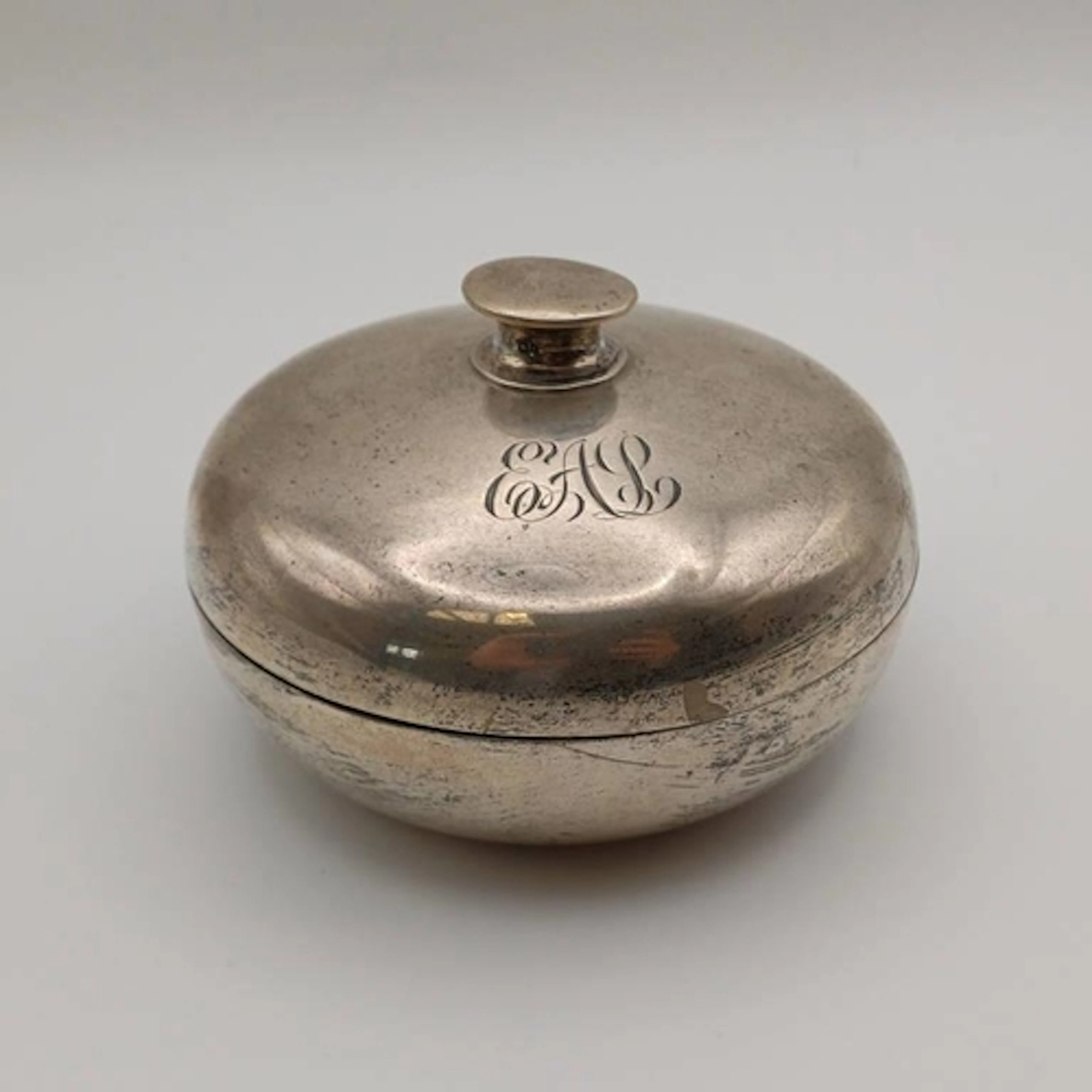 A SILVER LIDDED POWDER FLASK WITH GILDED INTERIOR BY CHARLES...