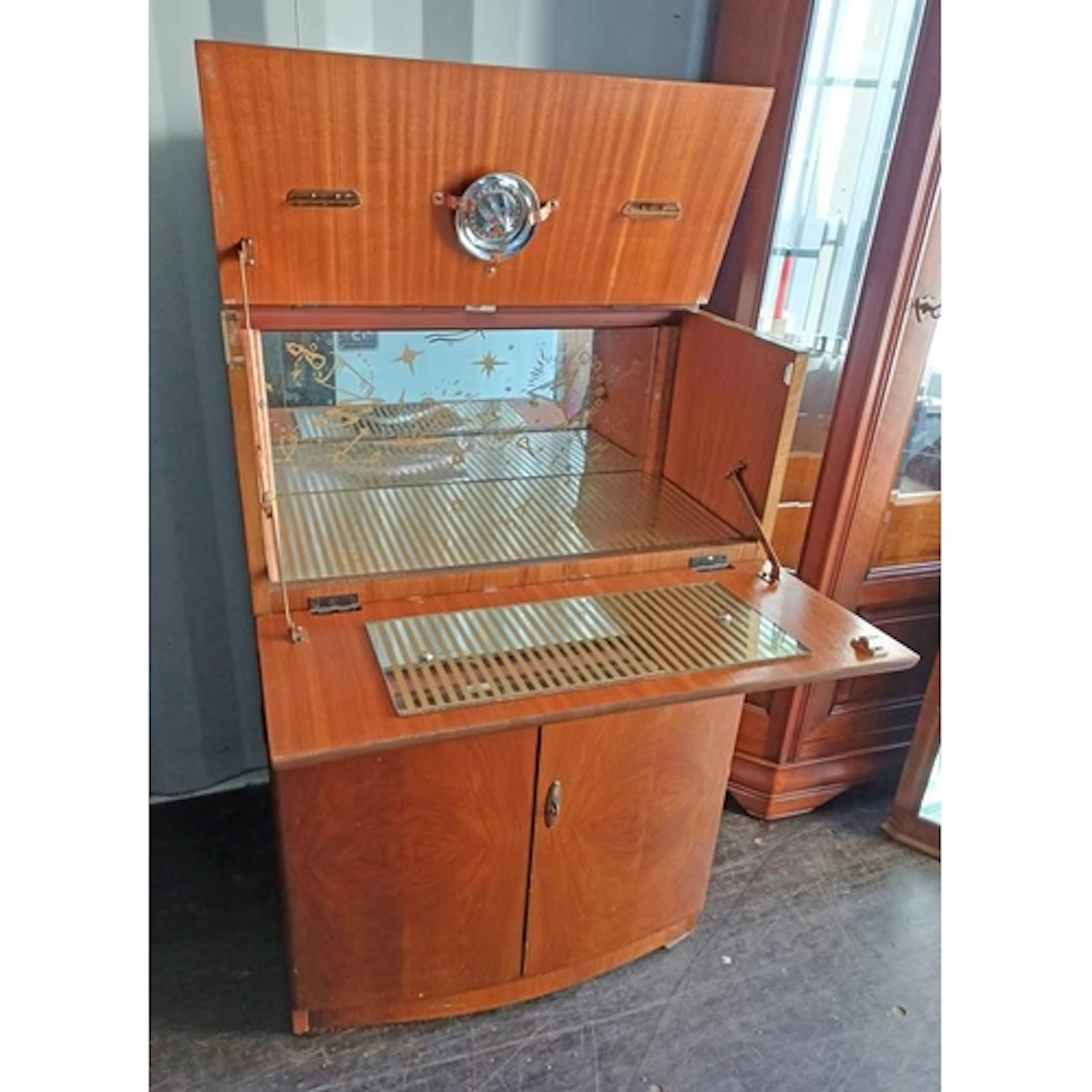 MID 20TH CENTURY WALNUT COCKTAIL CABINET. THE LIFT TOP & FAL...