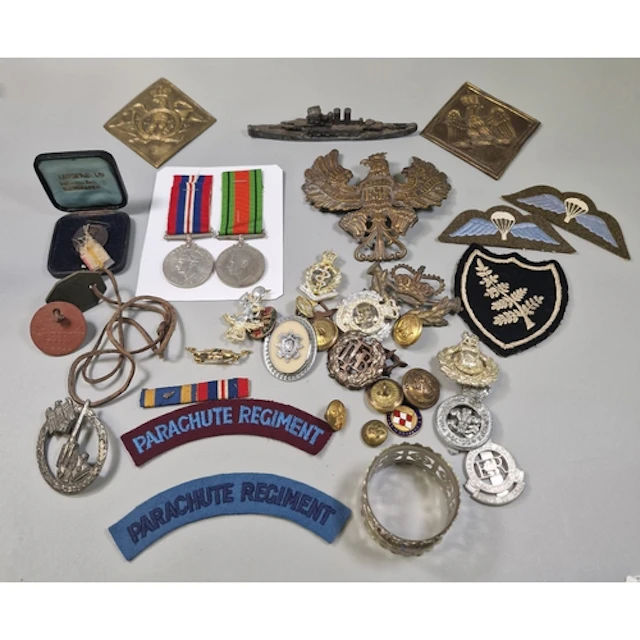 Collection of 20th century military insignia, badges, button...