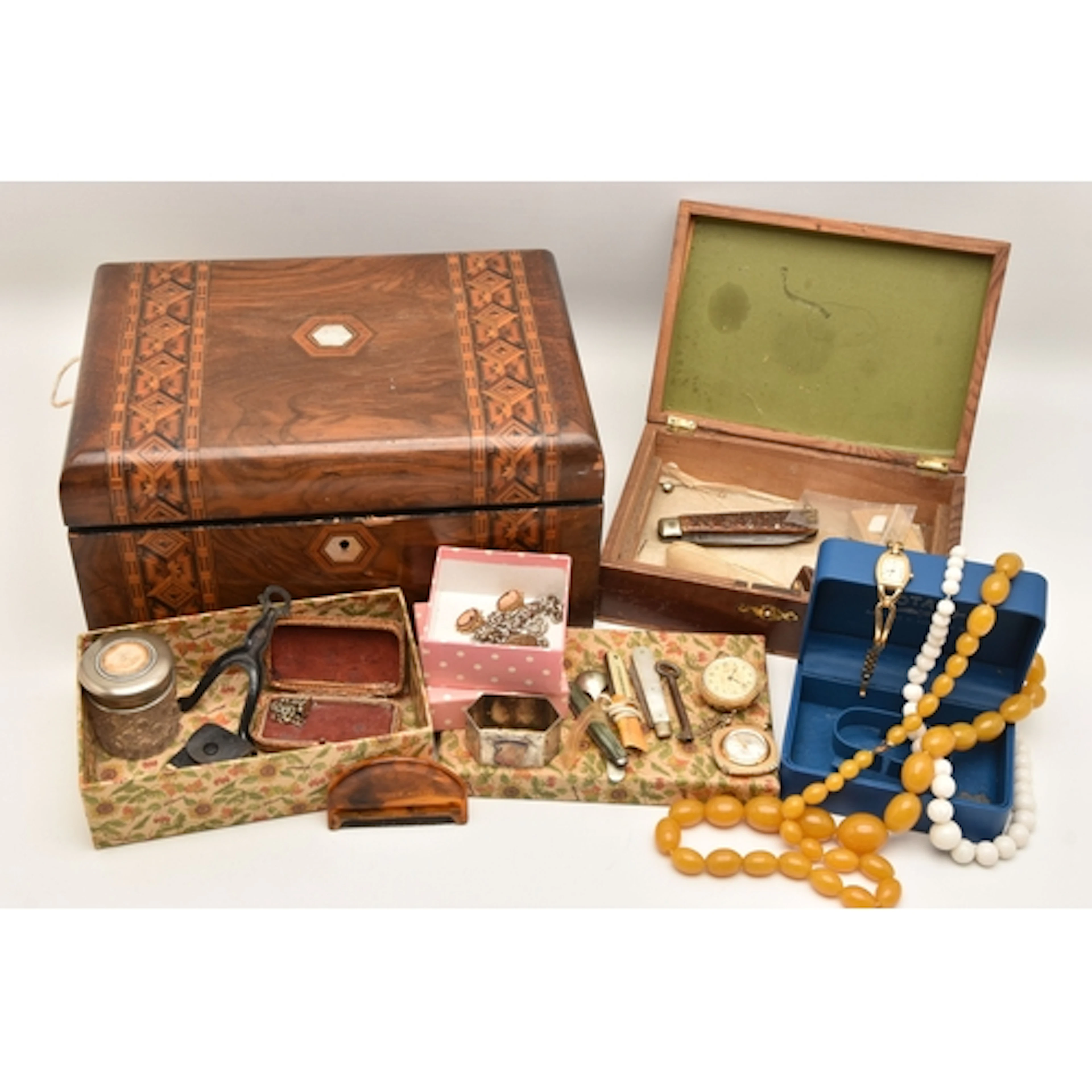 AN ASSORTMENT OF ITEMS, to include a beaded Bakelite necklac...