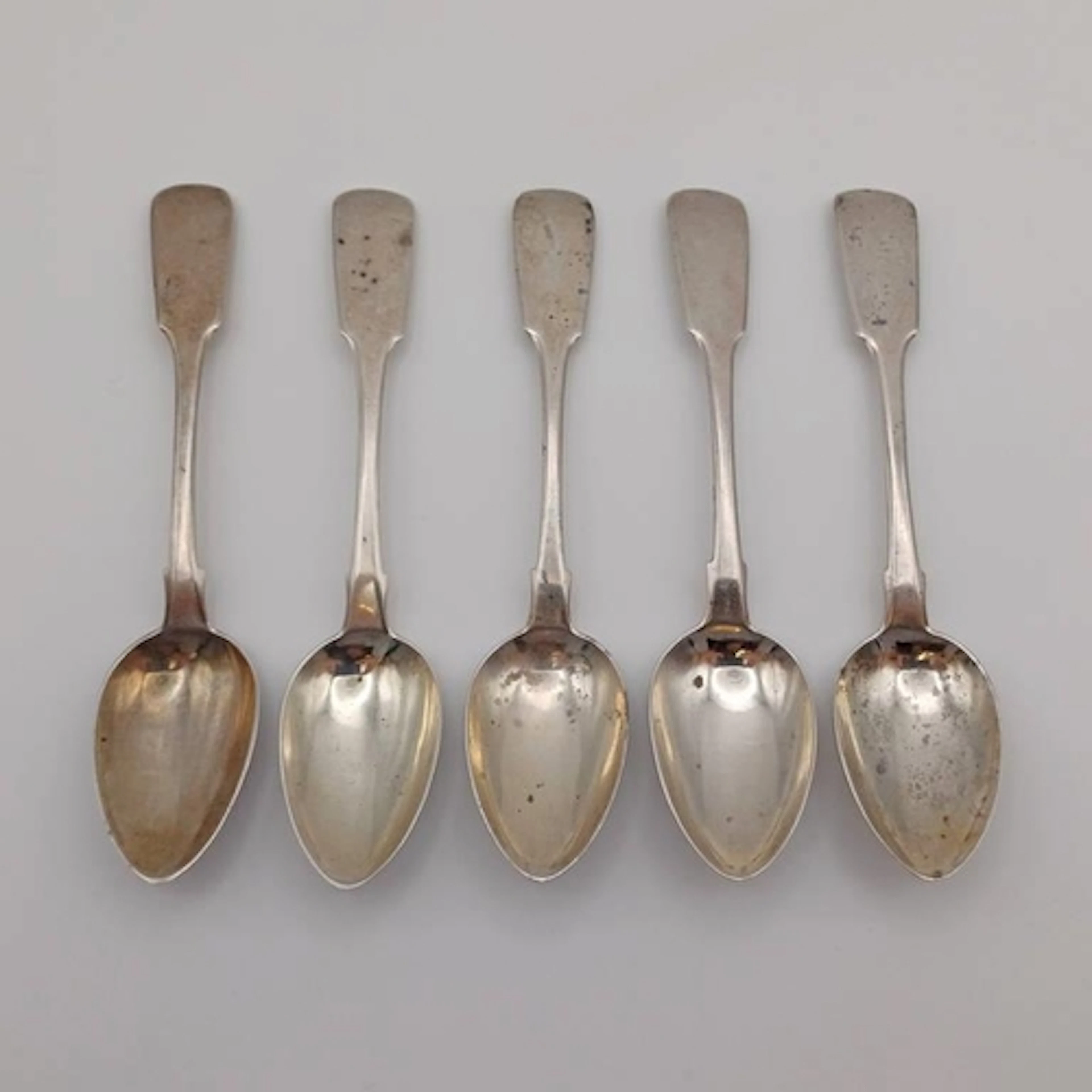 A SET OF 5 GEORGE IV SILVER FIDDLE PATTERN TEASPOONS BY JOHN...