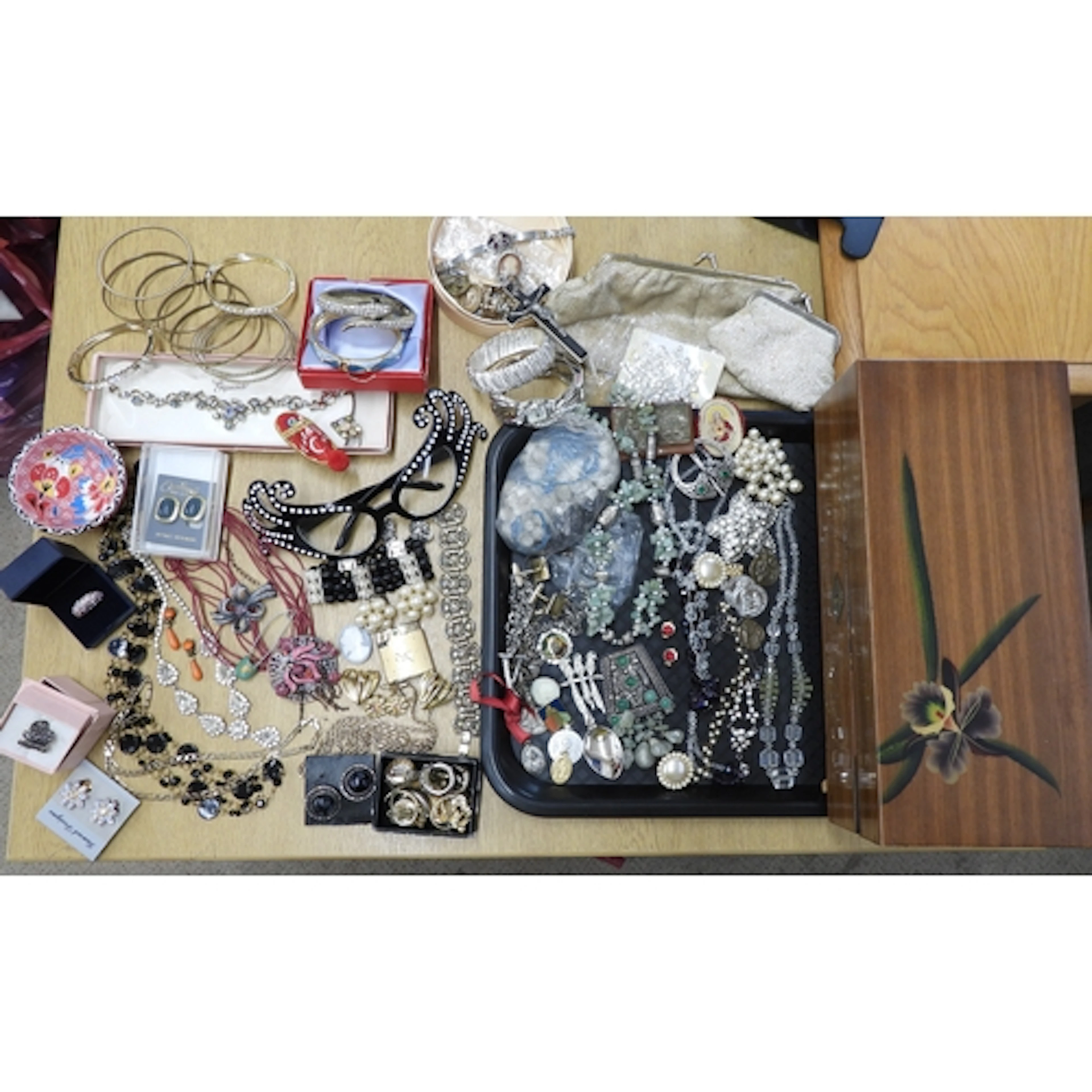 A collection of vintage costume jewellery to include a three...