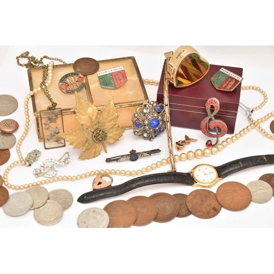 A SMALL ASSORTMENT OF ITEMS, to include a gold plated heart ...