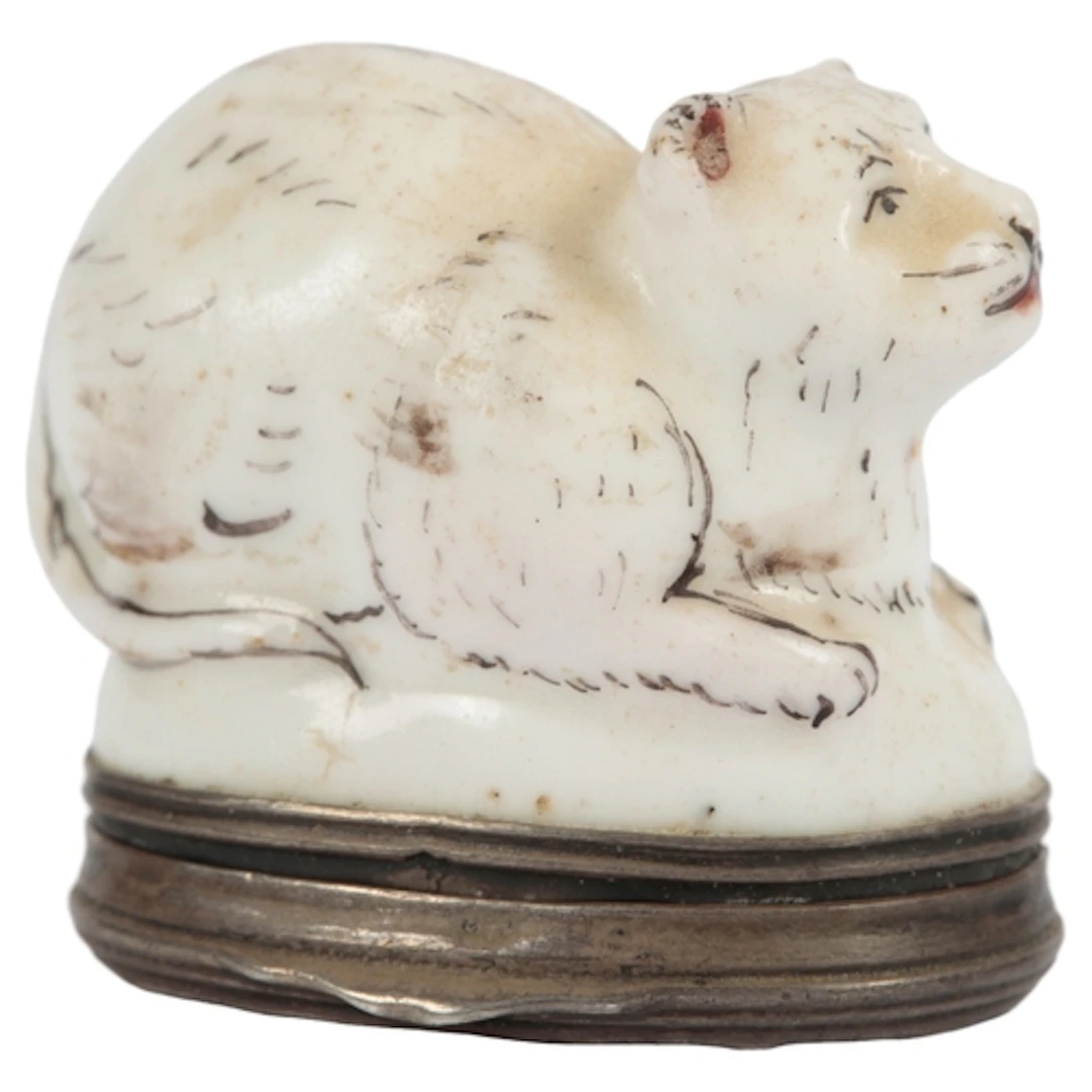 A Continental porcelain cat form snuff box, possibly St. Clo...