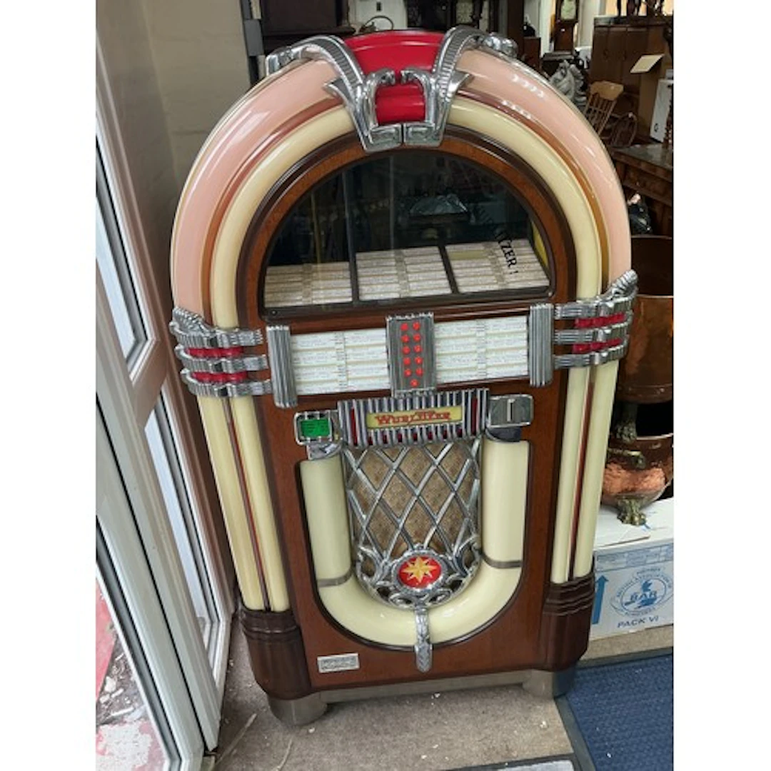 A Wurlitzer jukebox, type MB 20/16, model OMT Grundgera.