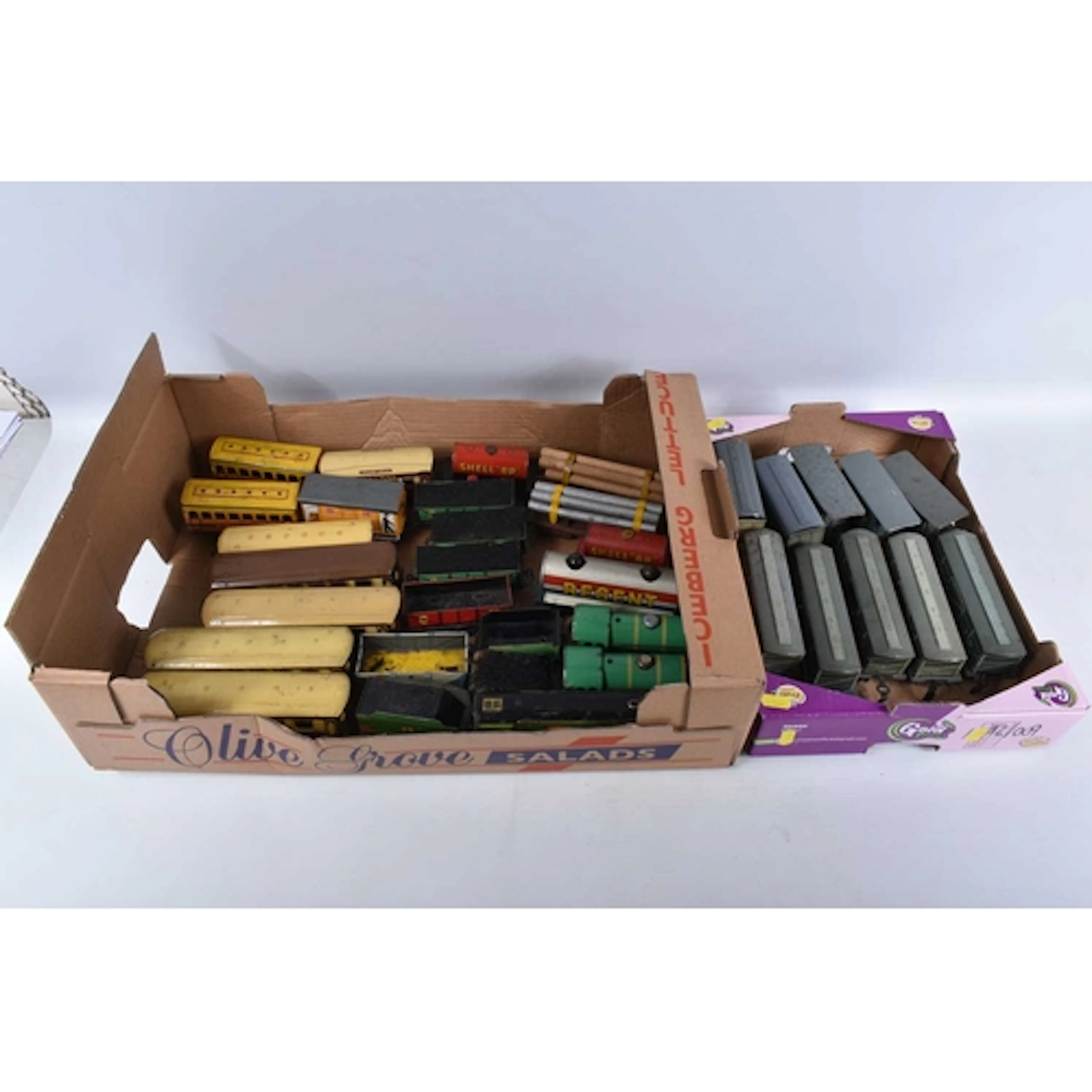 A COLLECTION OF UNBOXED TINPLATE O GAUGE MODEL RAILWAY ROLLI...