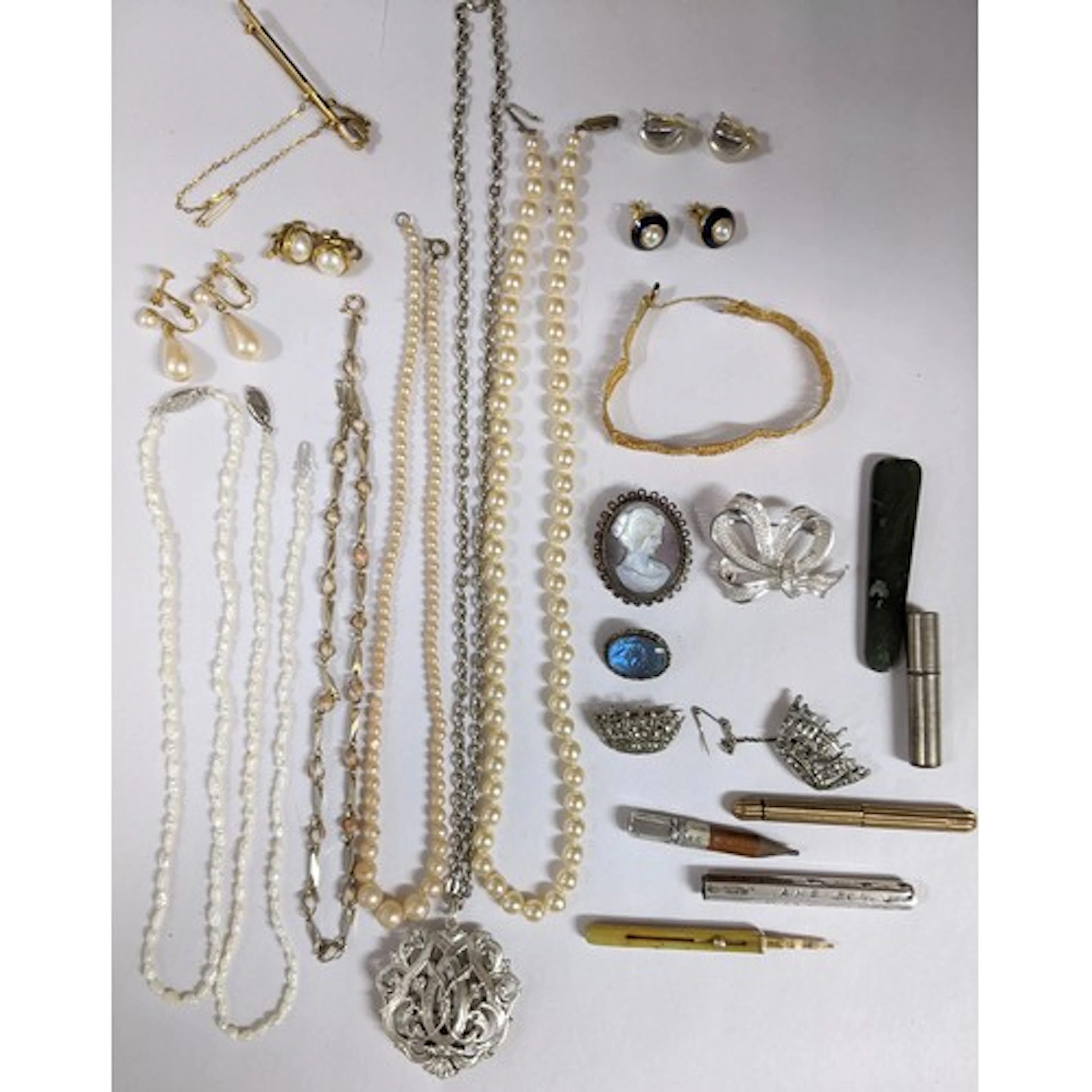 A quantity of vintage costume jewellery and small collectabl...
